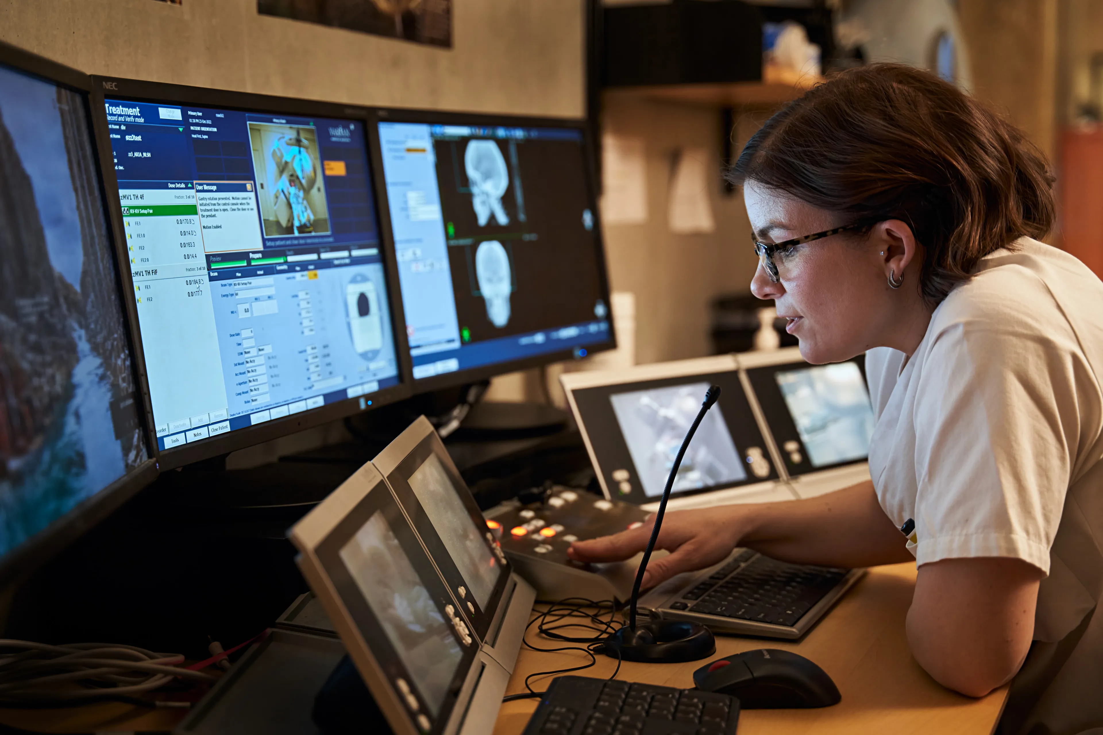 En mann som jobber på en datamaskin