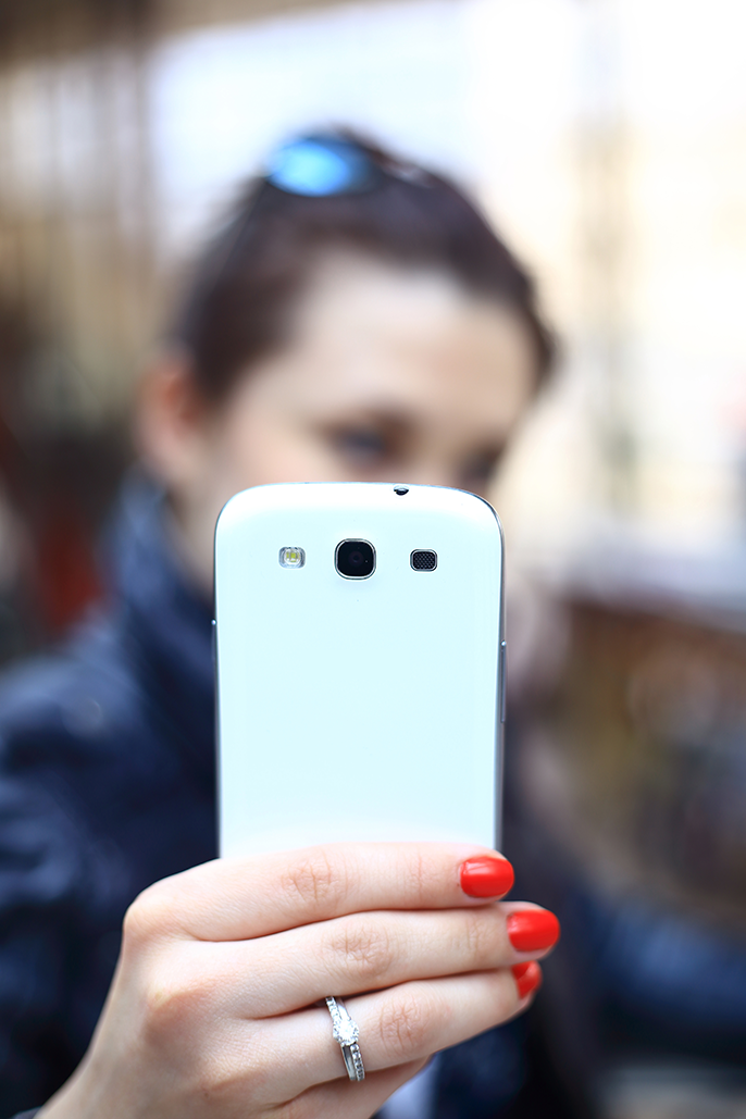 En person som holder en mobiltelefon