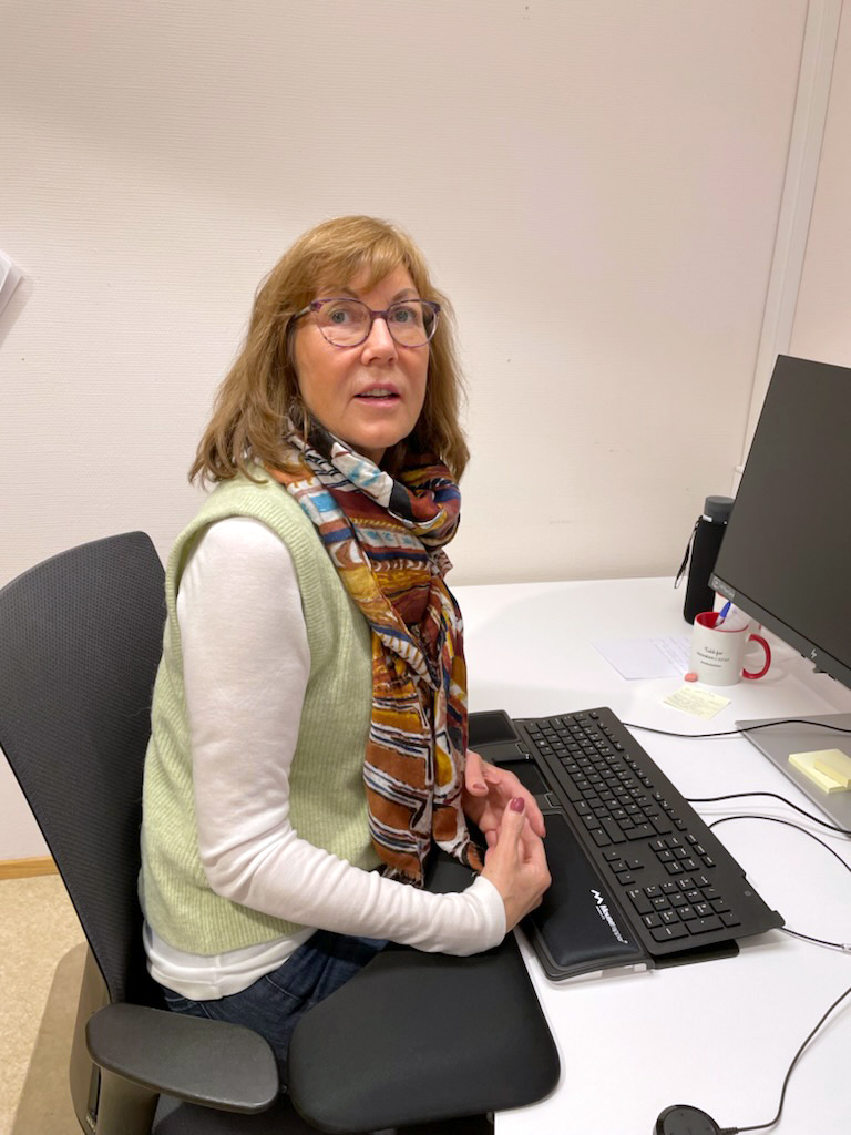 Nærbilde av dame som sitter ved pcen