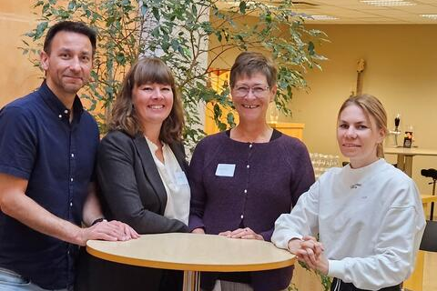 En gruppe mennesker som poserer for et bilde