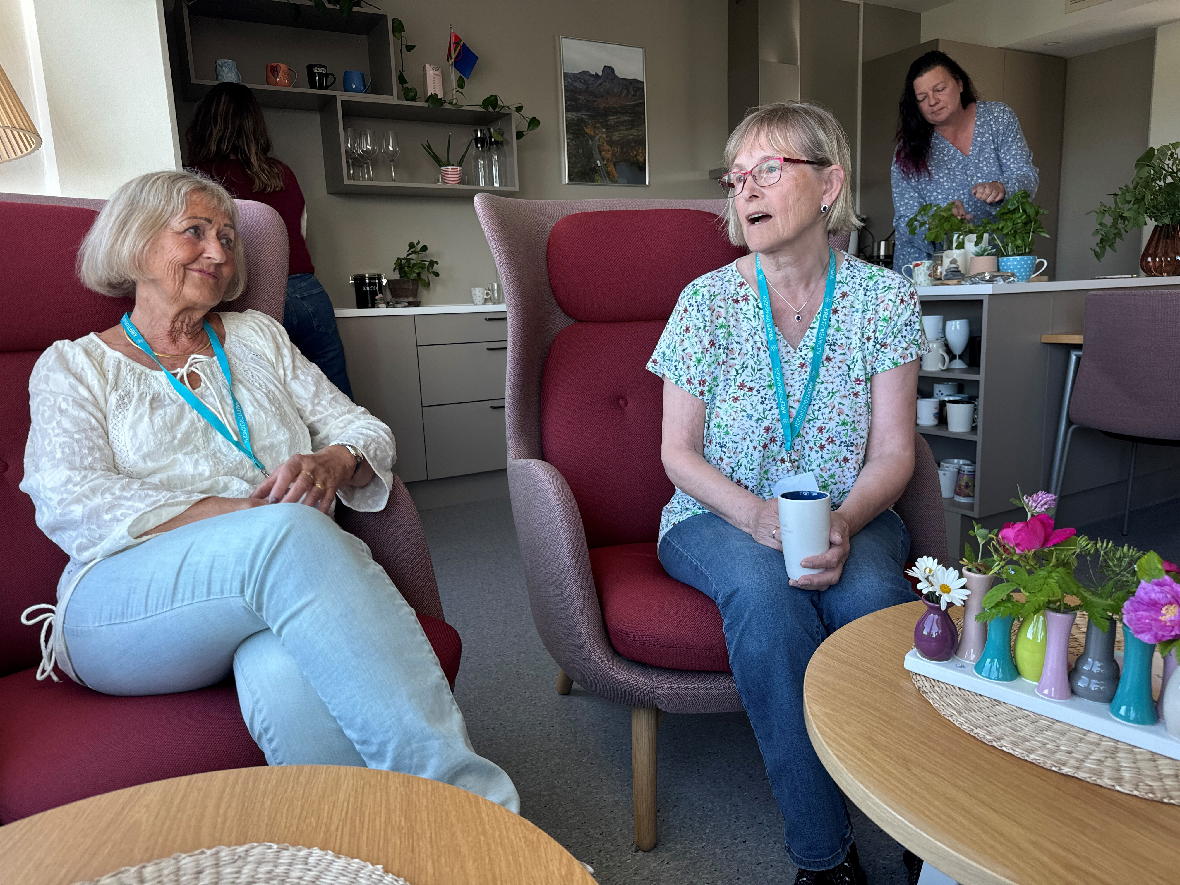 Kvinner som sitter i stoler