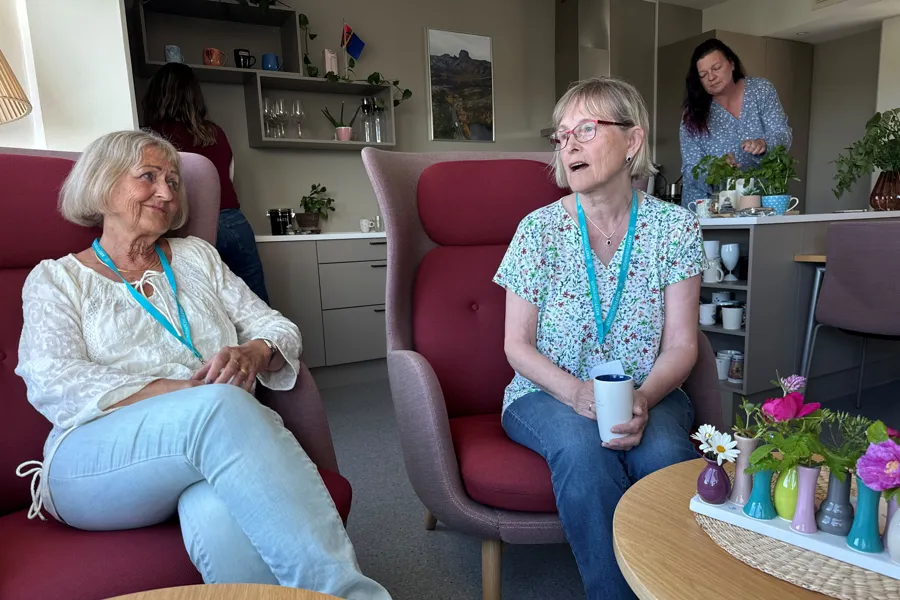 Kvinner som sitter i stoler