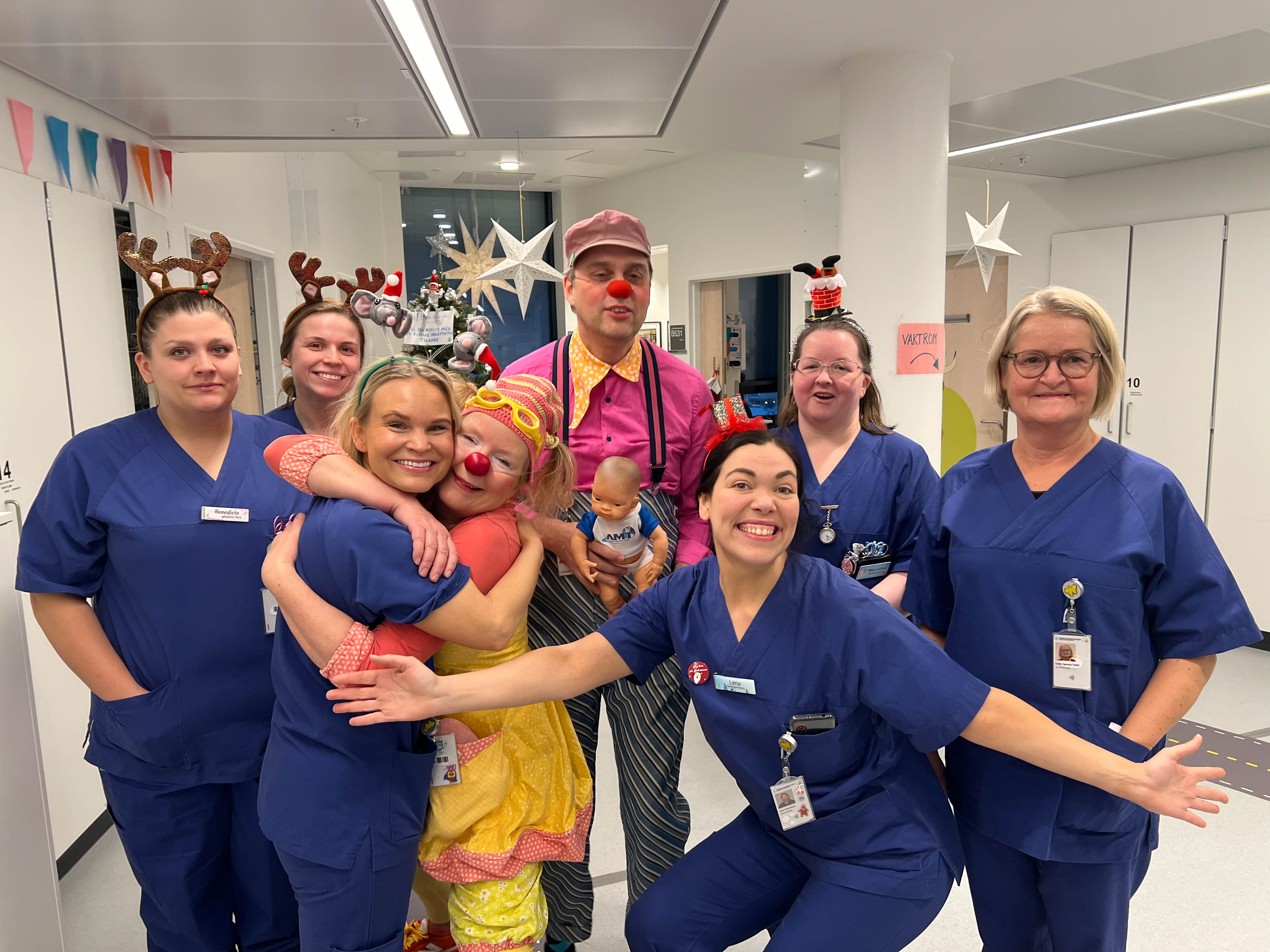 En gruppe mennesker som poserer for et bilde