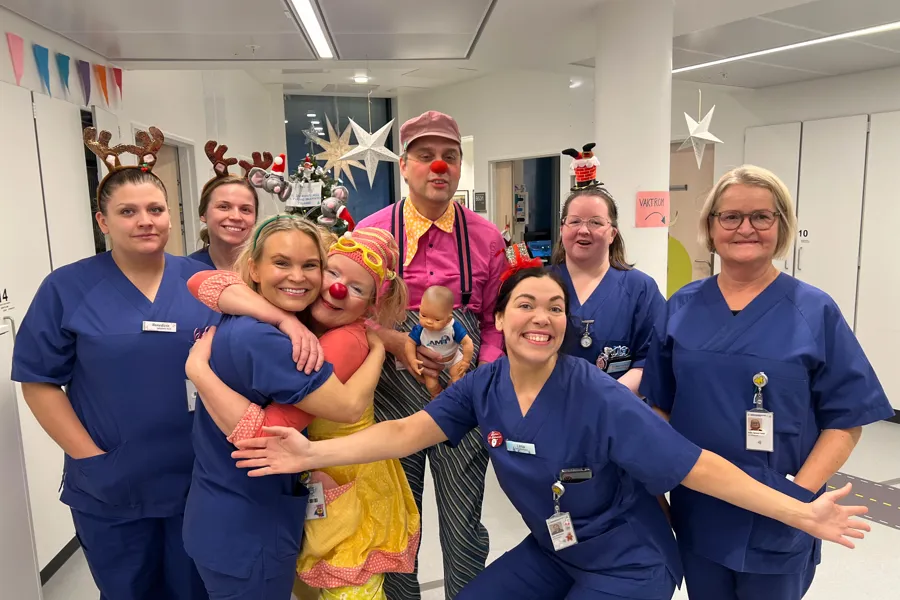 En gruppe mennesker som poserer for et bilde