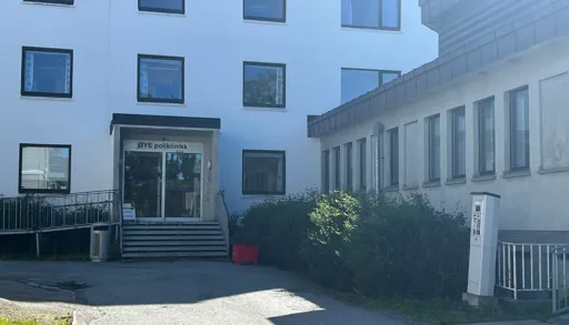 En bygning med glassdør og trapp