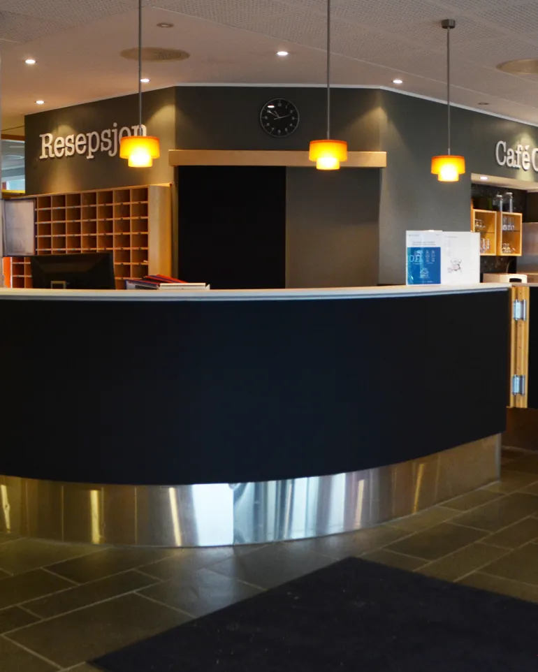 Inngangsparti på et hotell med innskjekkingsskranke