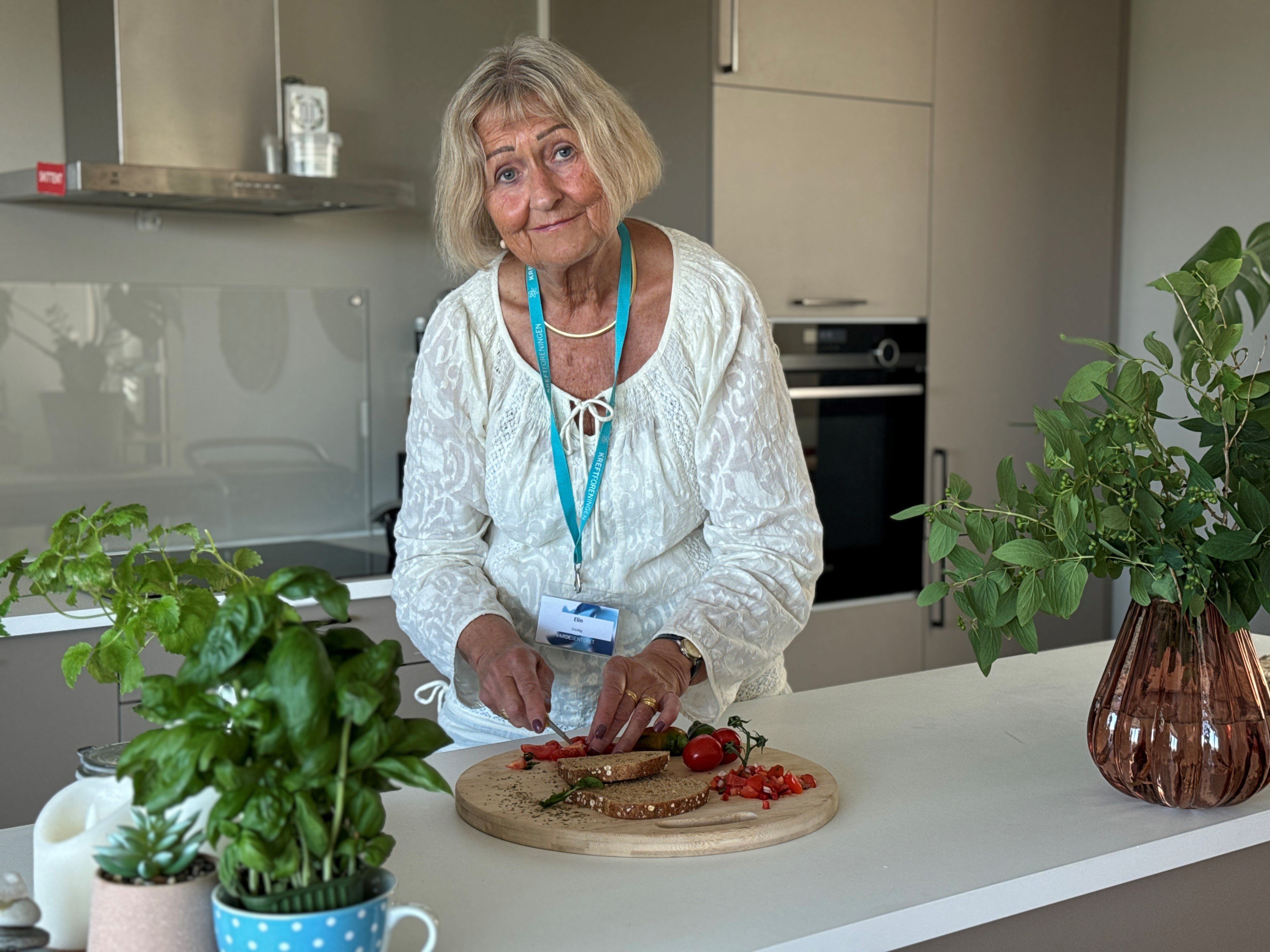 En person som kutter tomat