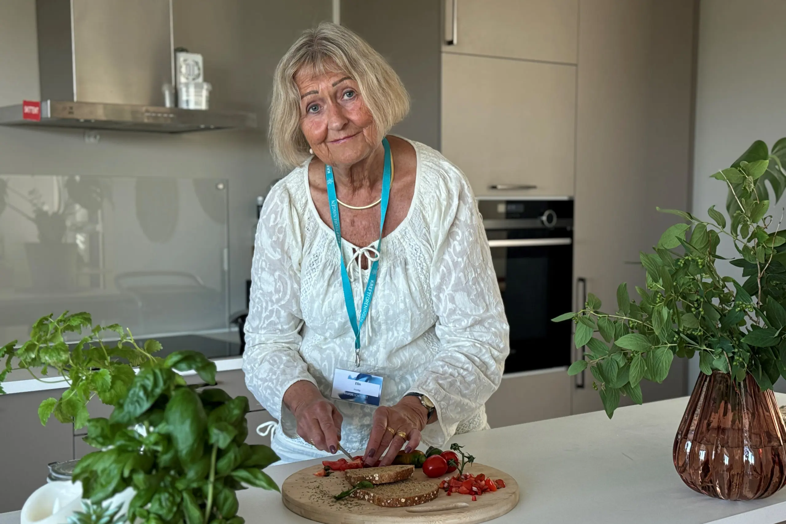 En person som kutter tomat