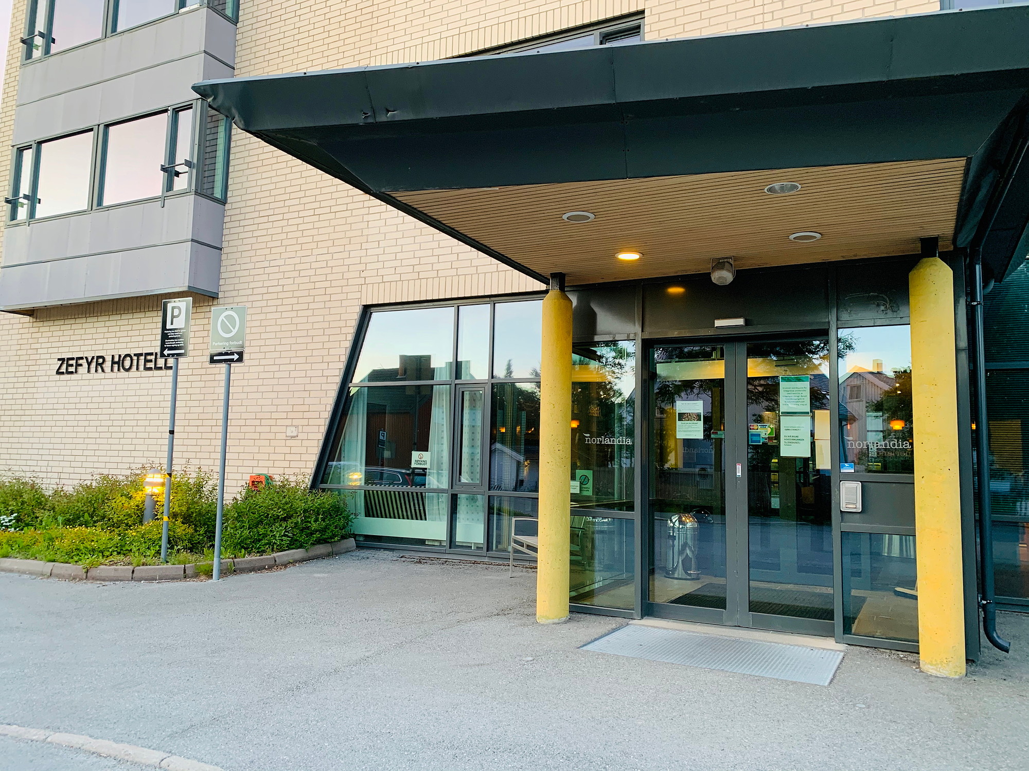 En bygning med et skilt på forsiden