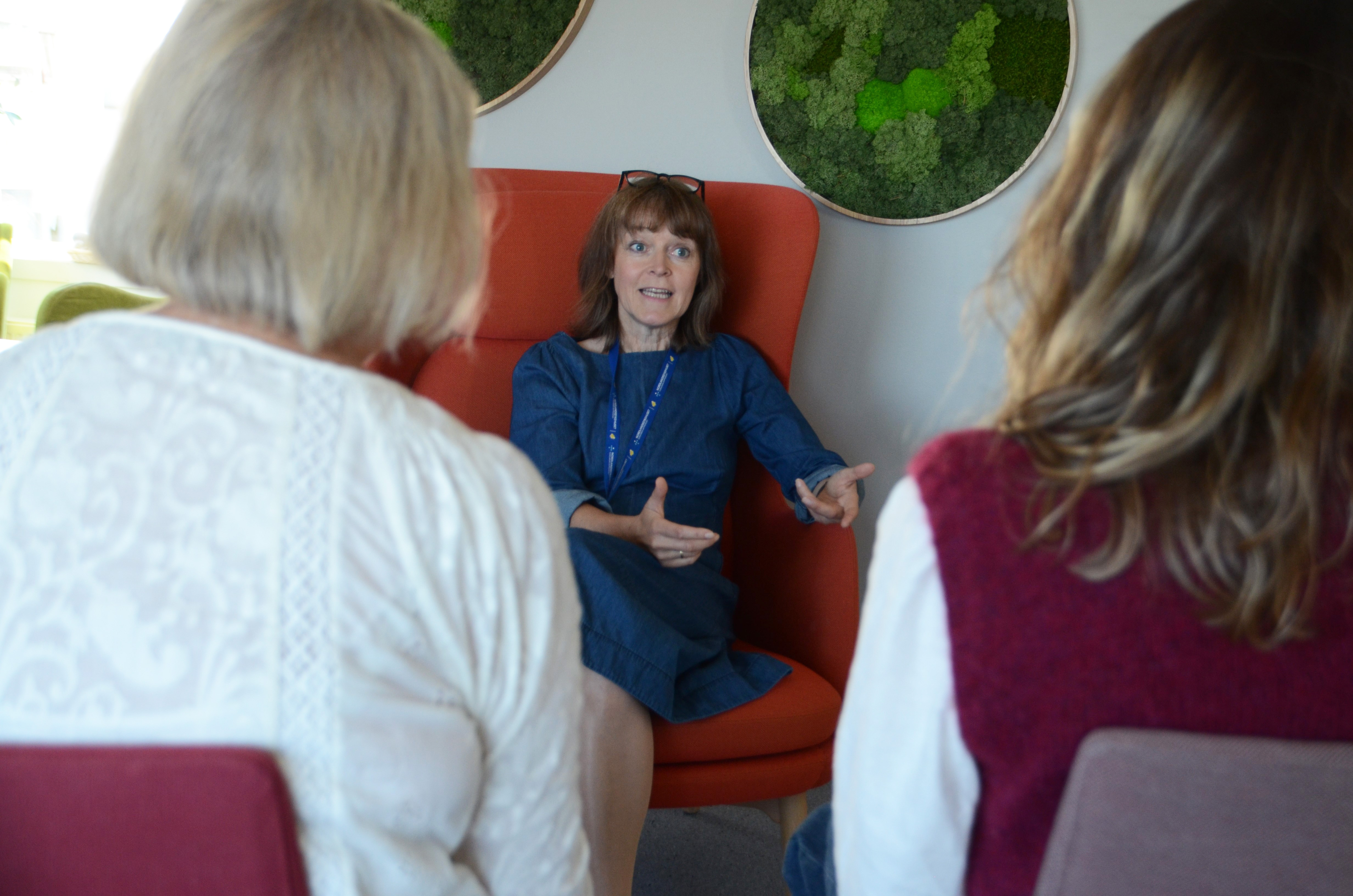 En person som snakker med en gruppe mennesker