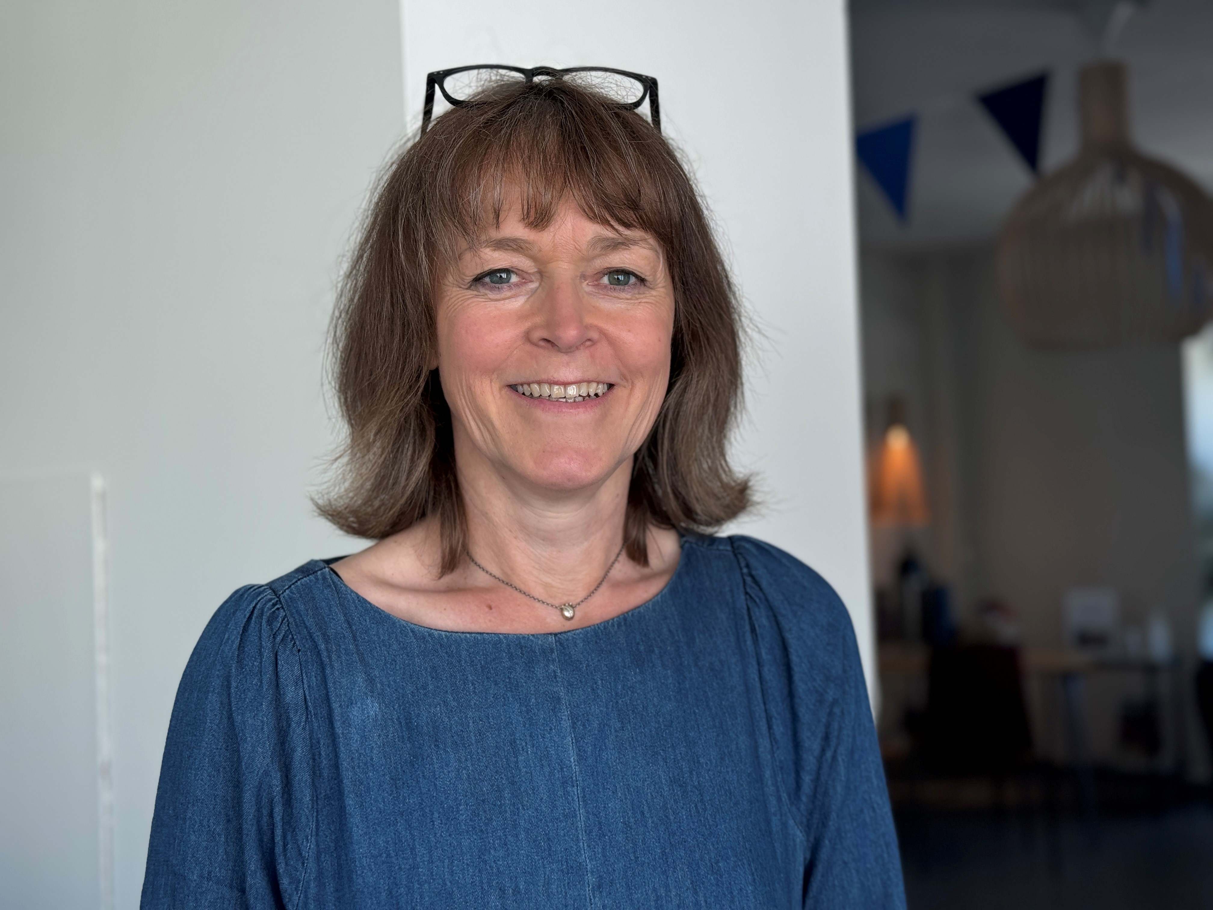 En kvinne iført en blå skjorte