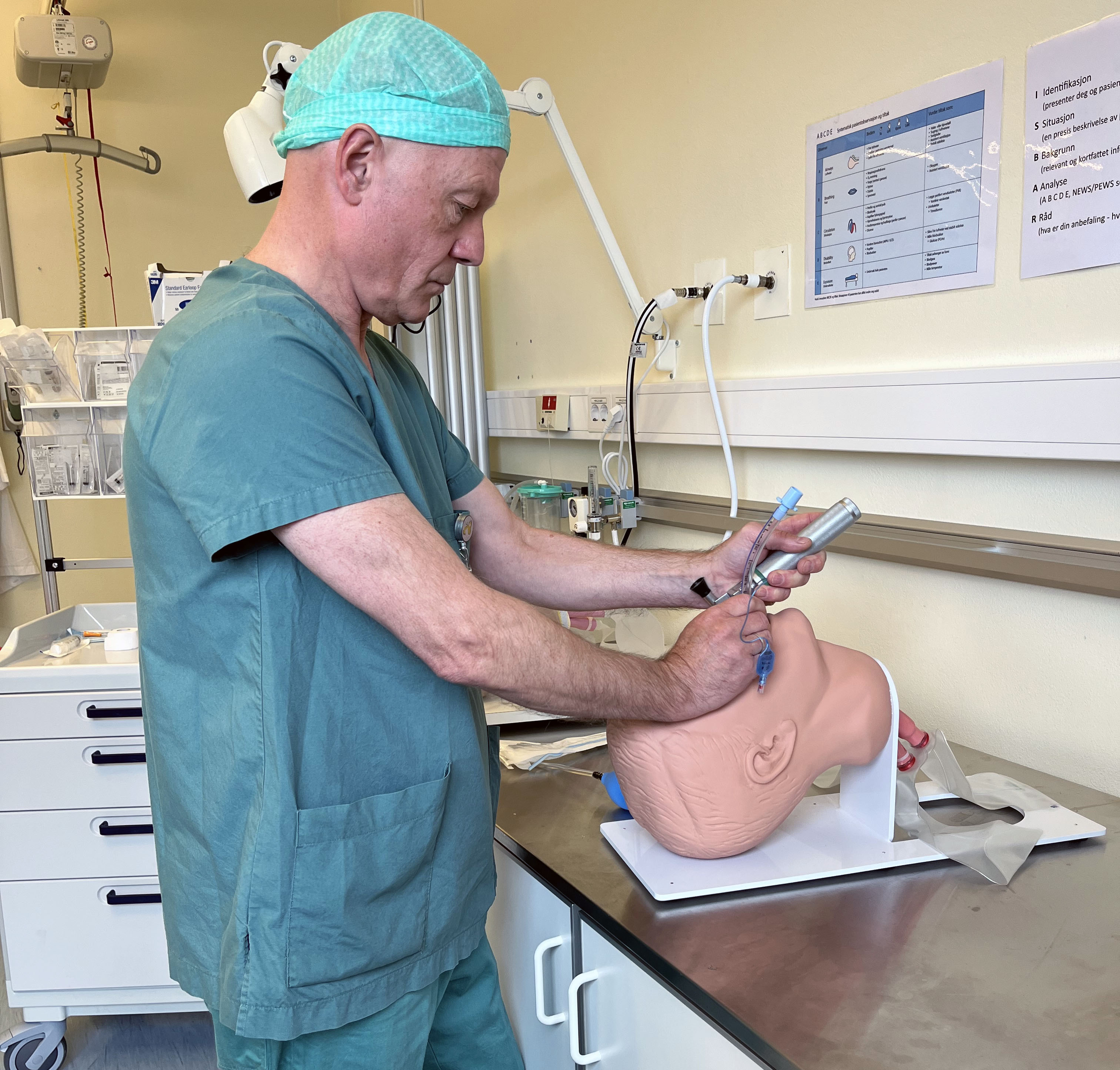 Mann som intuberer dukke