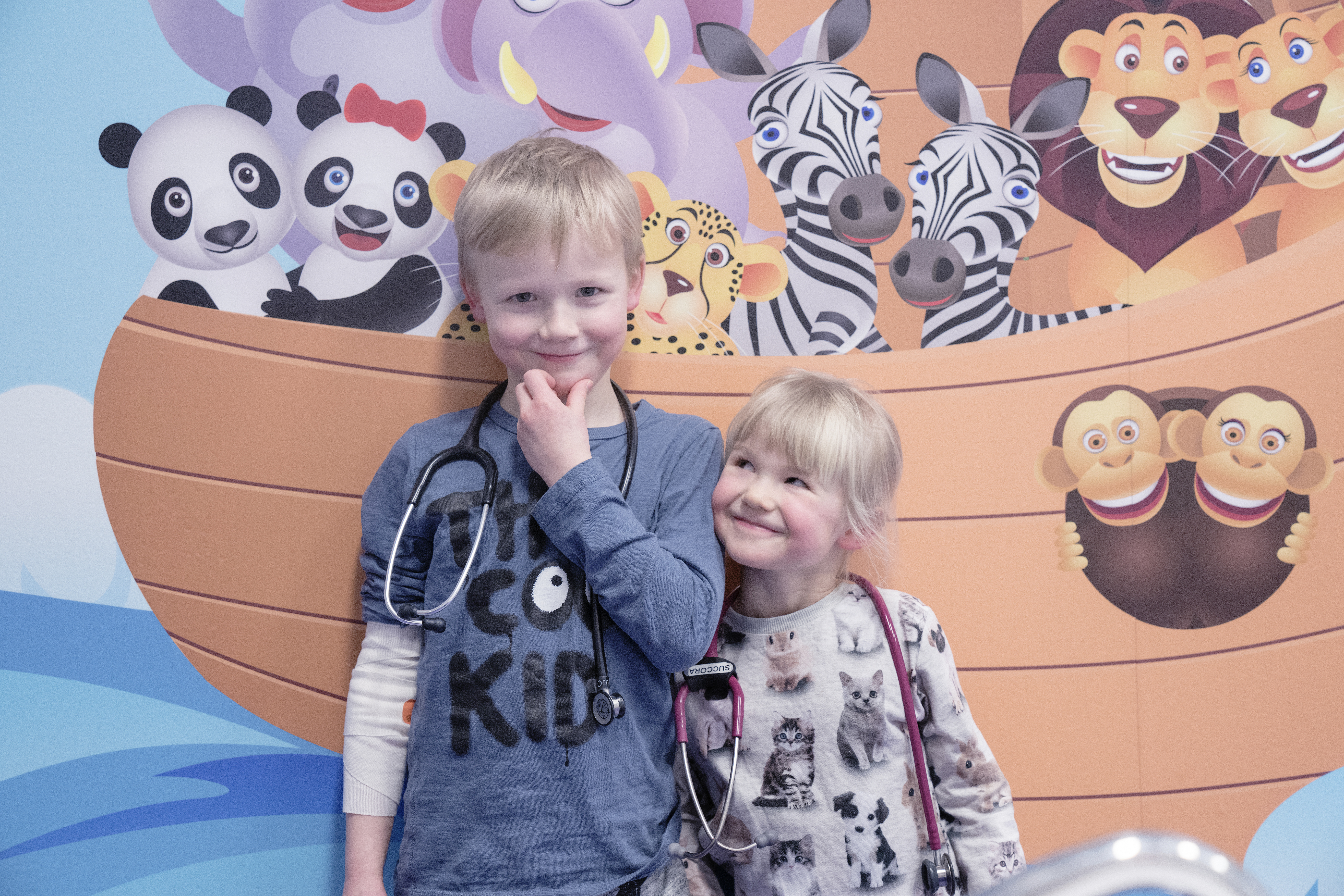 Barn foran fargerik vegg