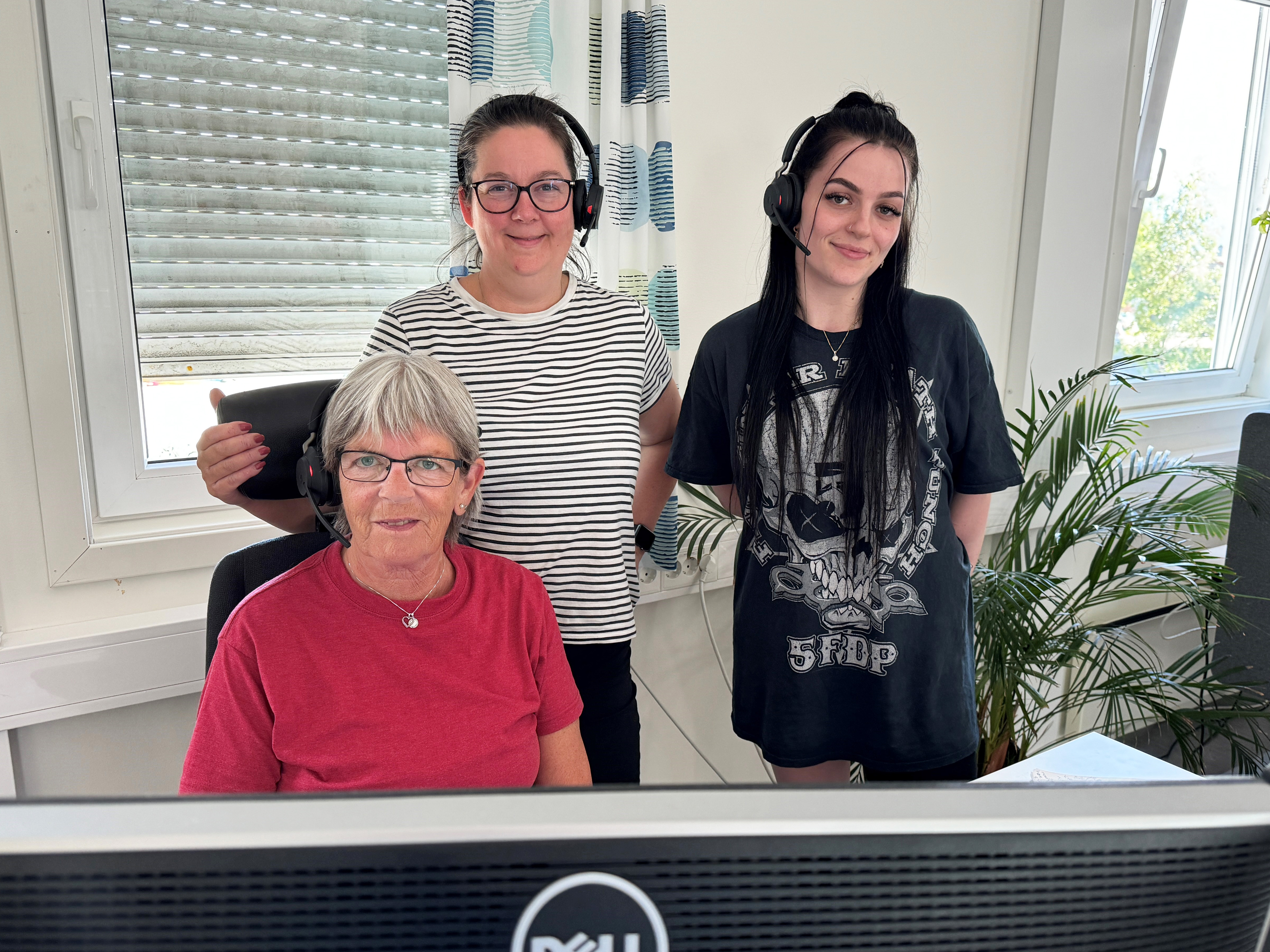 En gruppe kvinner som poserer for et bilde