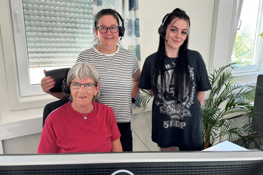 En gruppe kvinner som poserer for et bilde