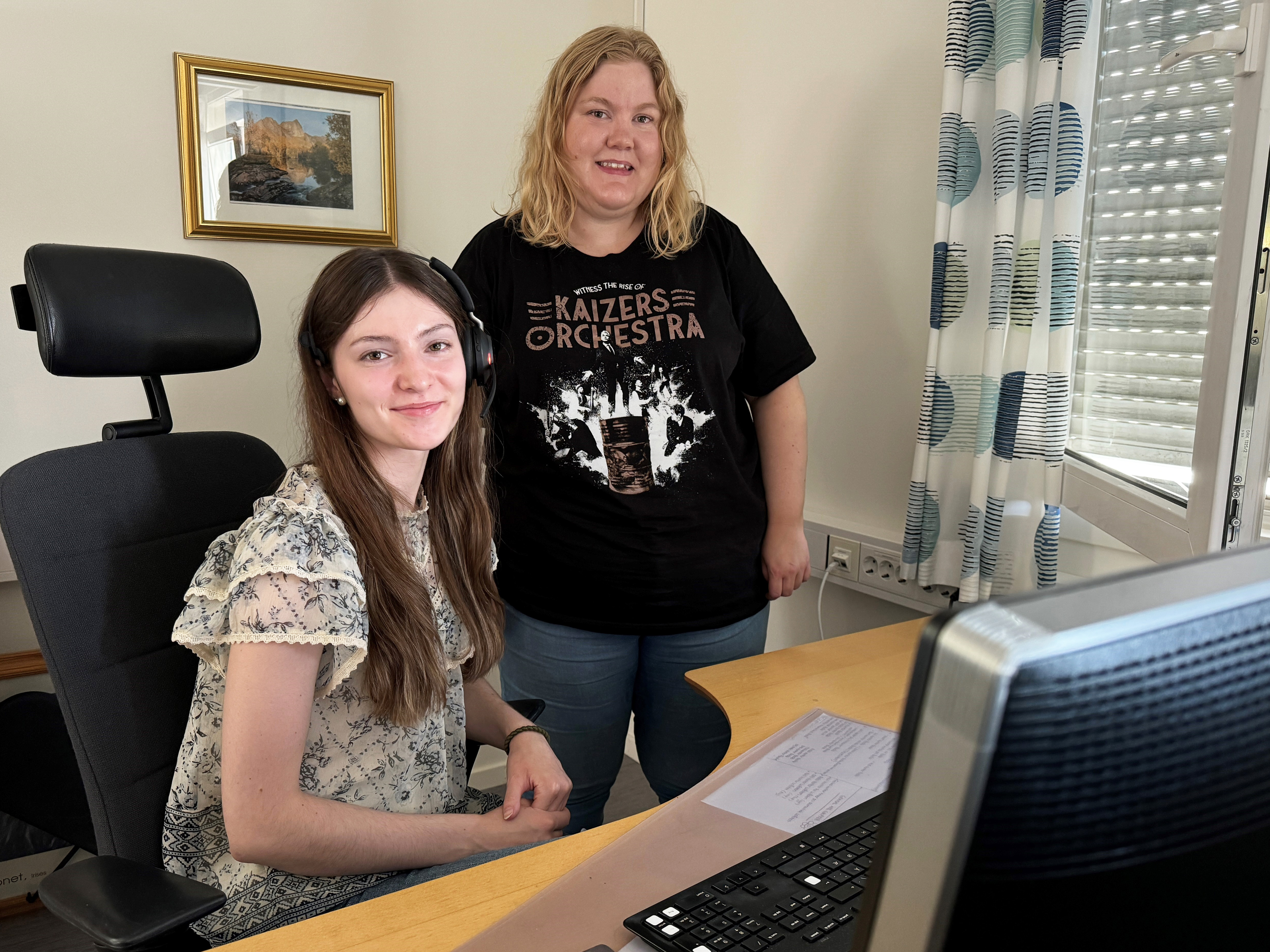 Et par personer som poserer for kameraet