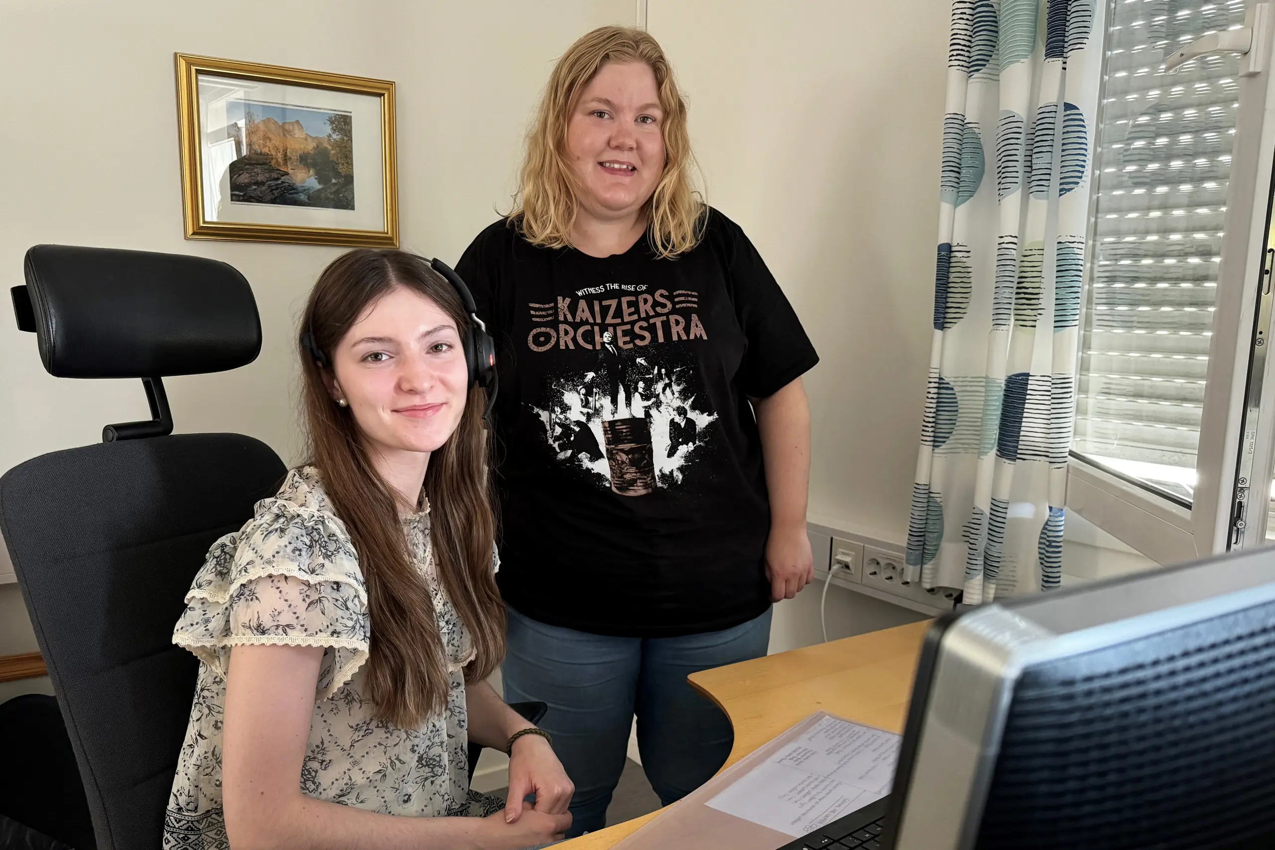 Et par personer som poserer for kameraet