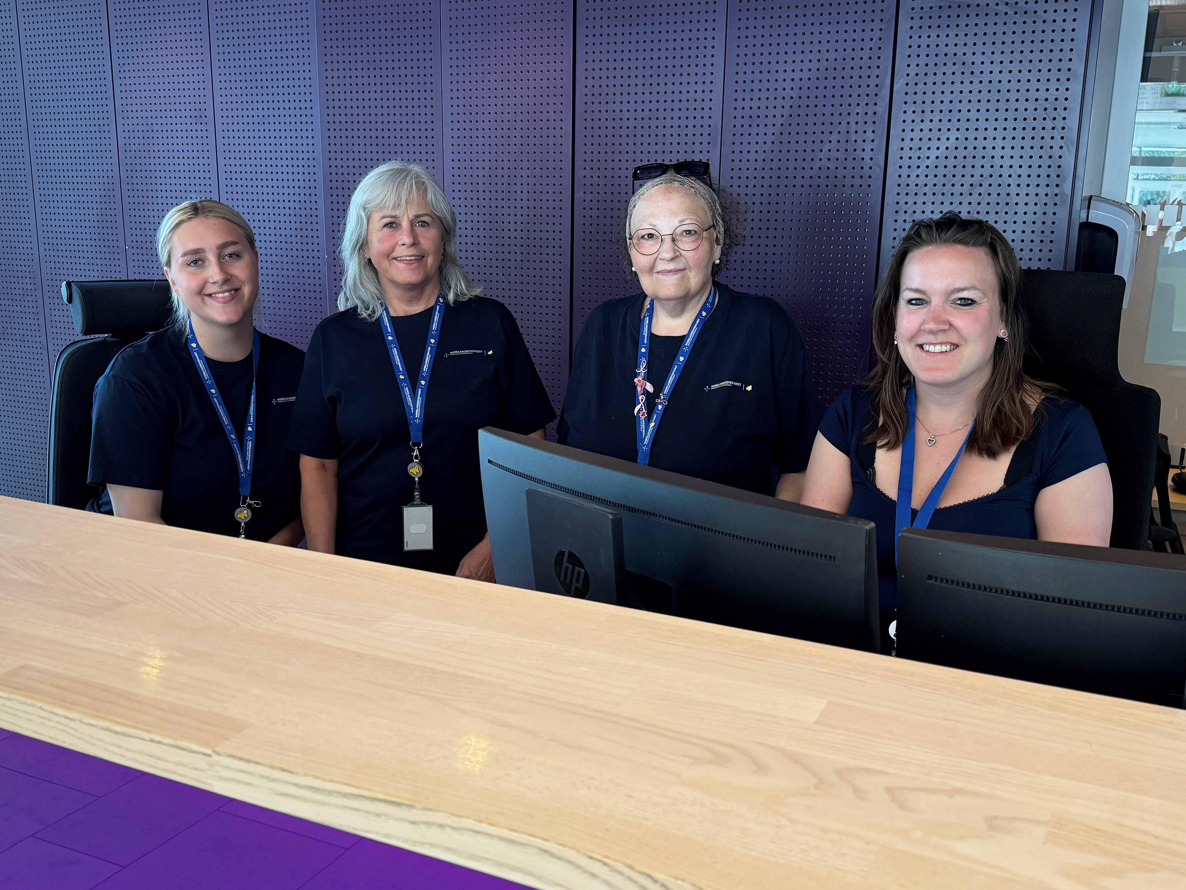 En gruppe kvinner som sitter ved et bord med en bærbar datamaskin