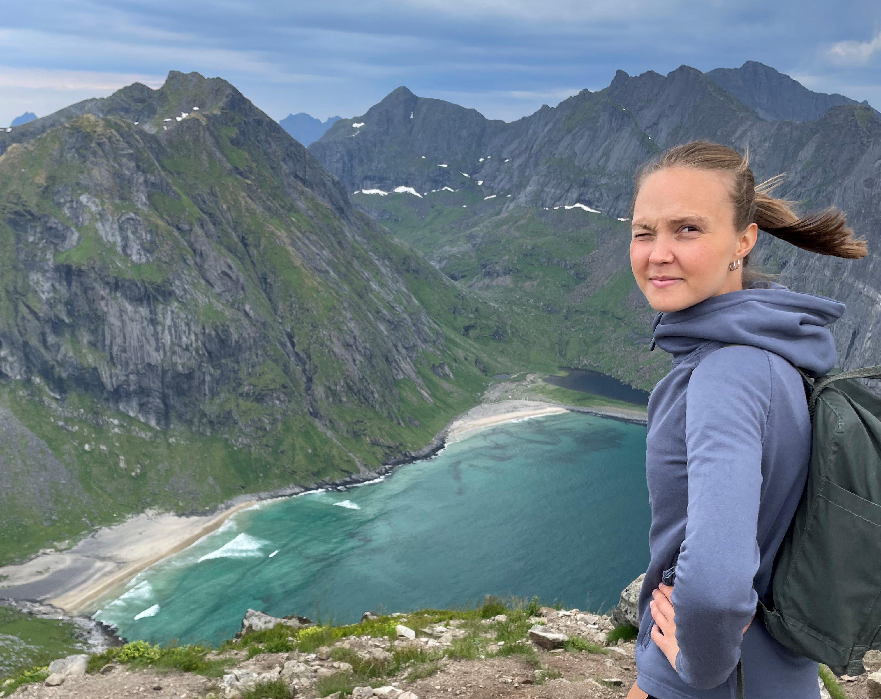 En person som står på en fjelltopp