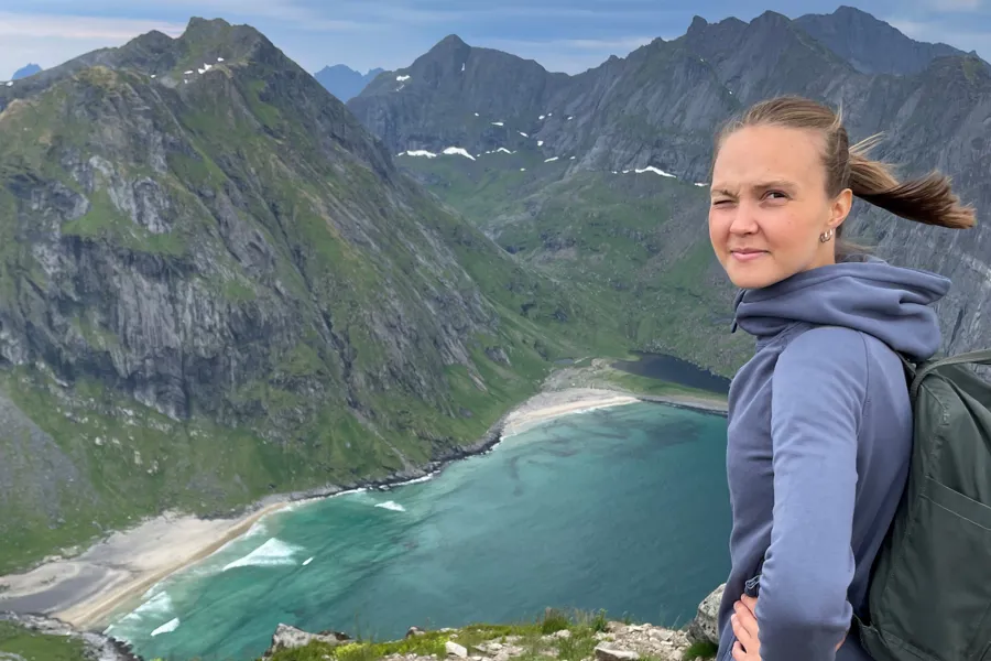 En person som står på en fjelltopp