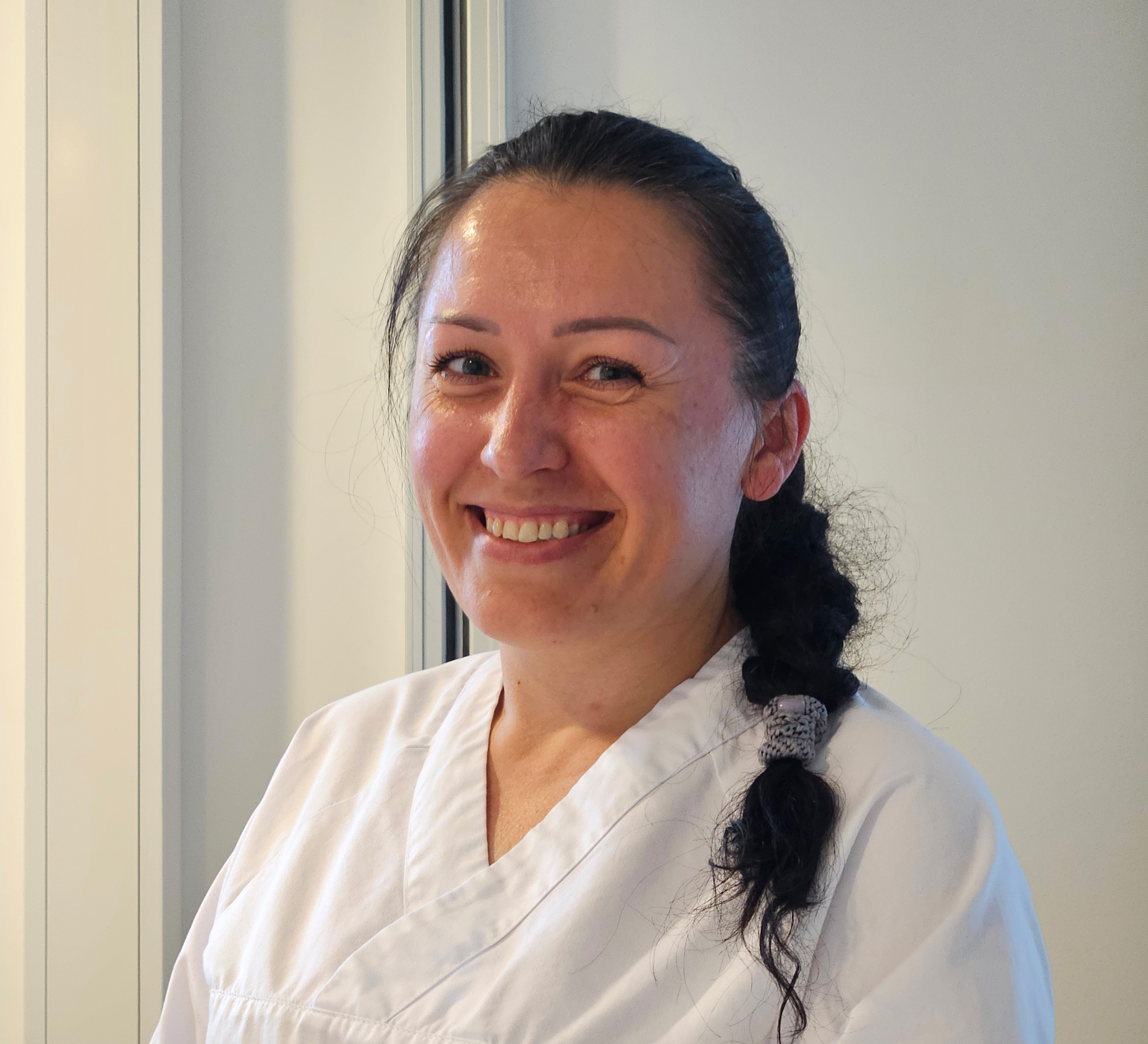 En person som smiler til kameraet