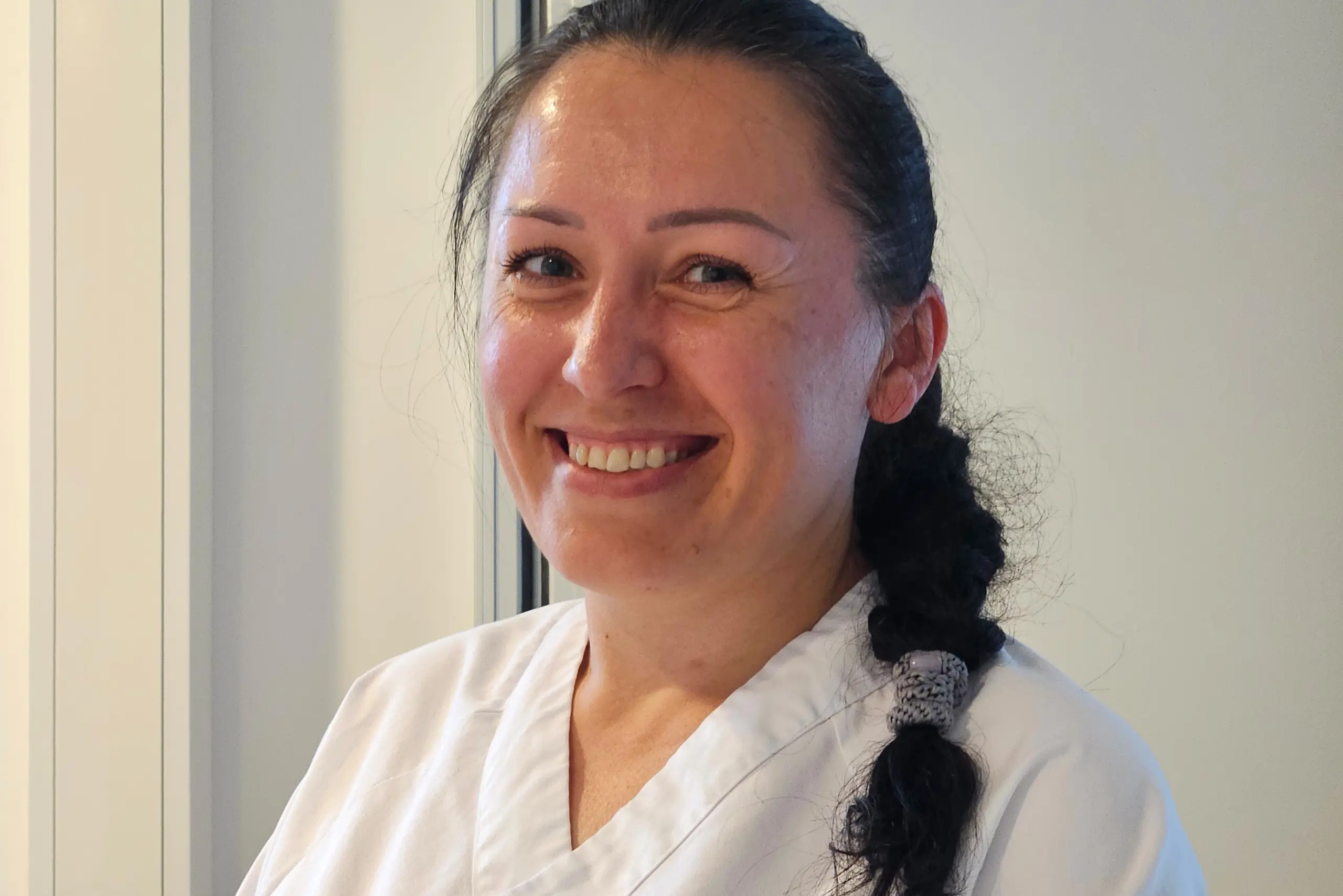 En person som smiler til kameraet