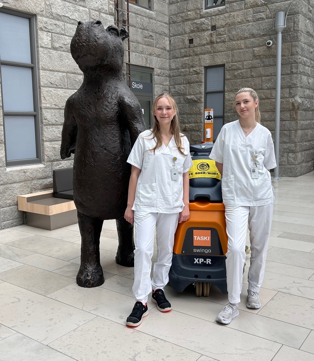 To kvinner foran en statue