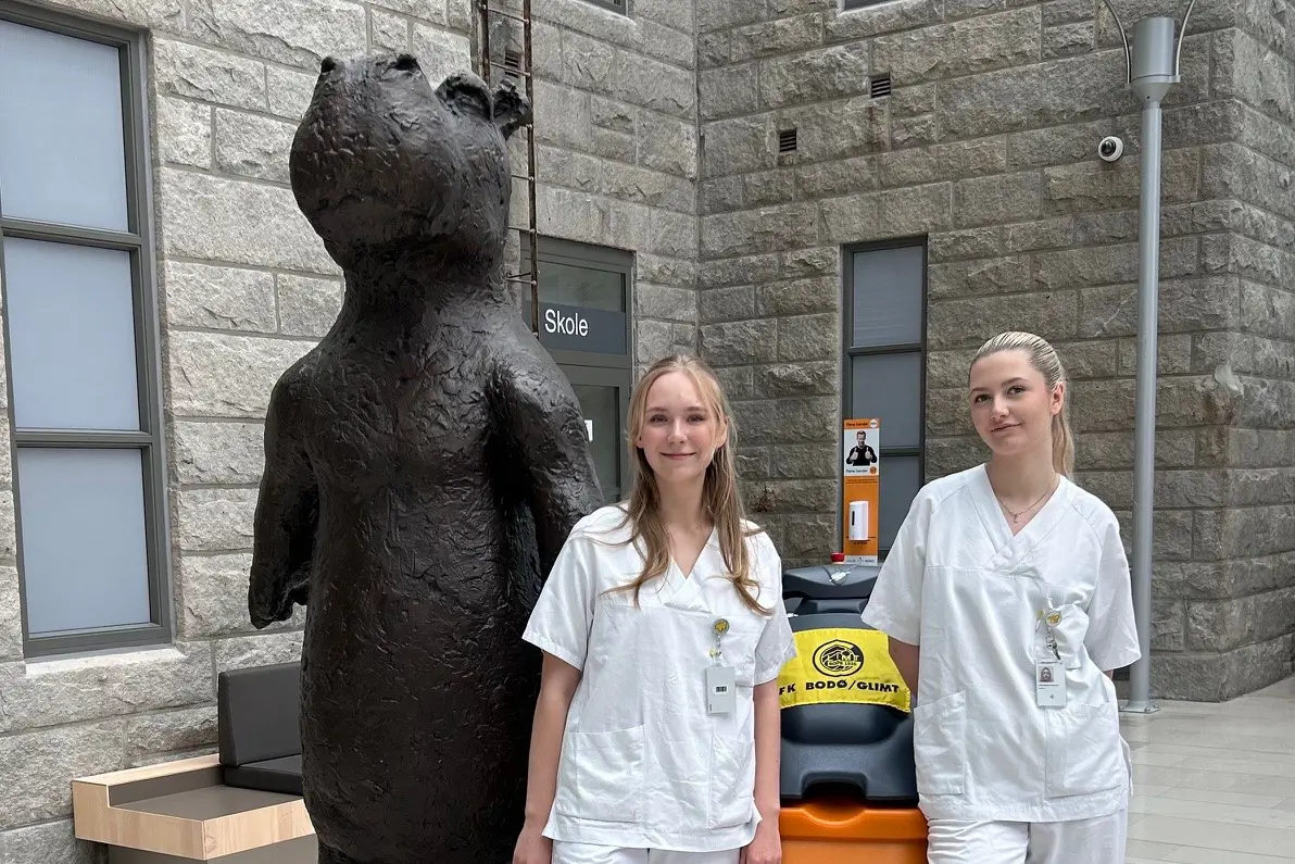 To kvinner foran en statue