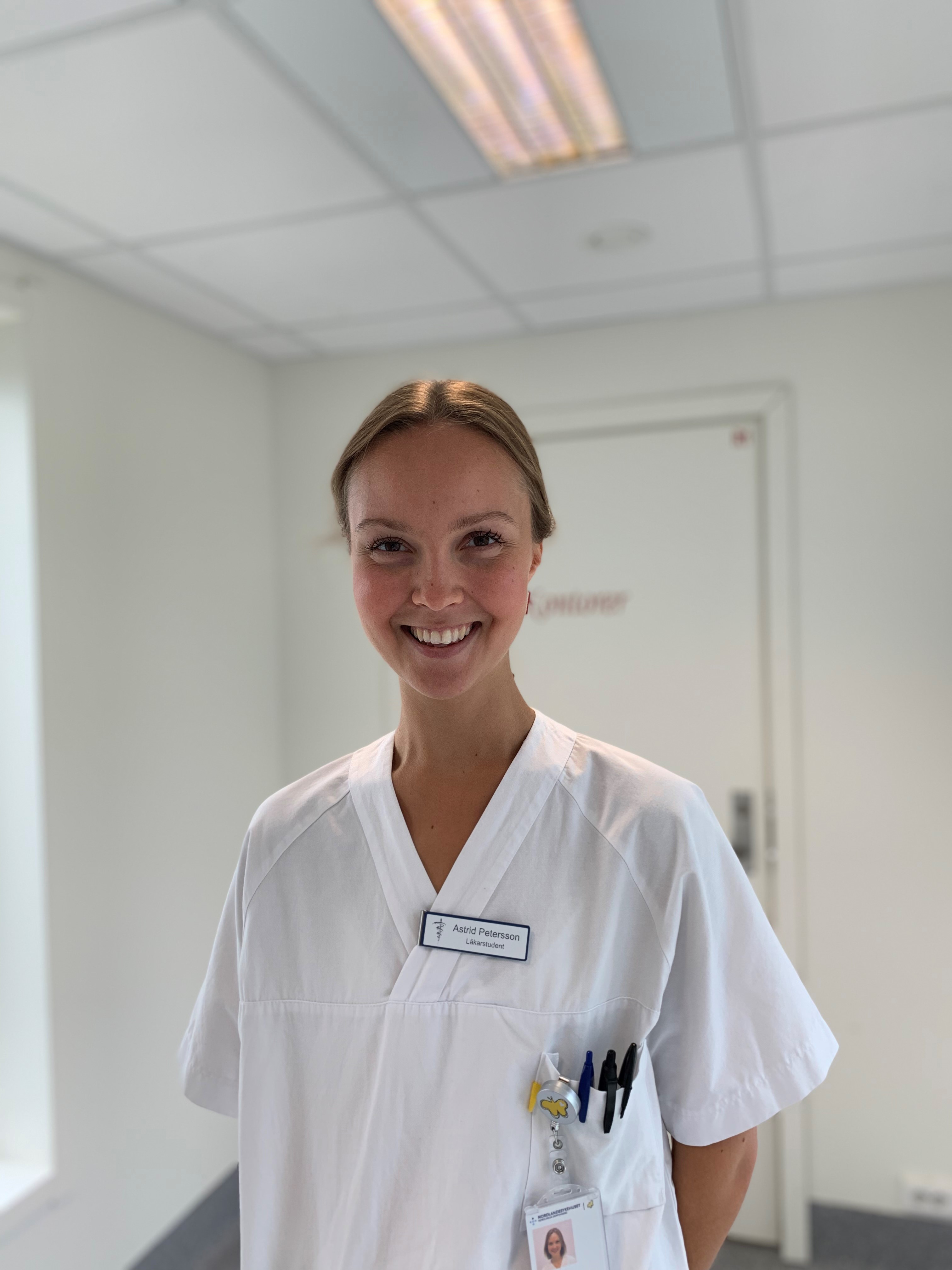 En mann iført hvit skjorte