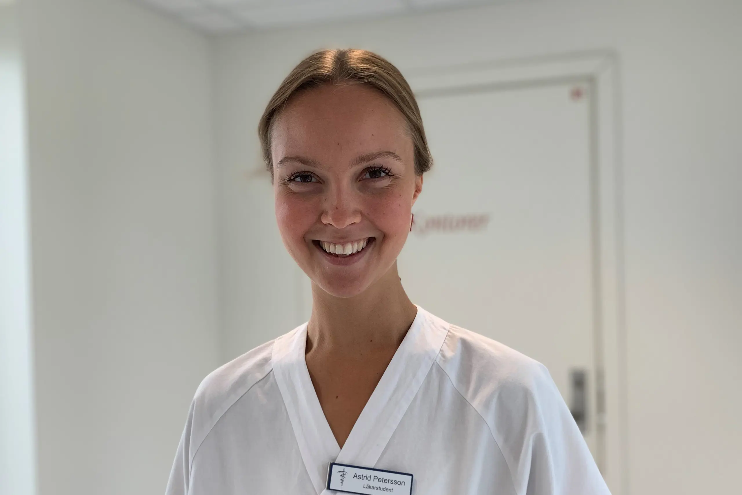 En mann iført hvit skjorte