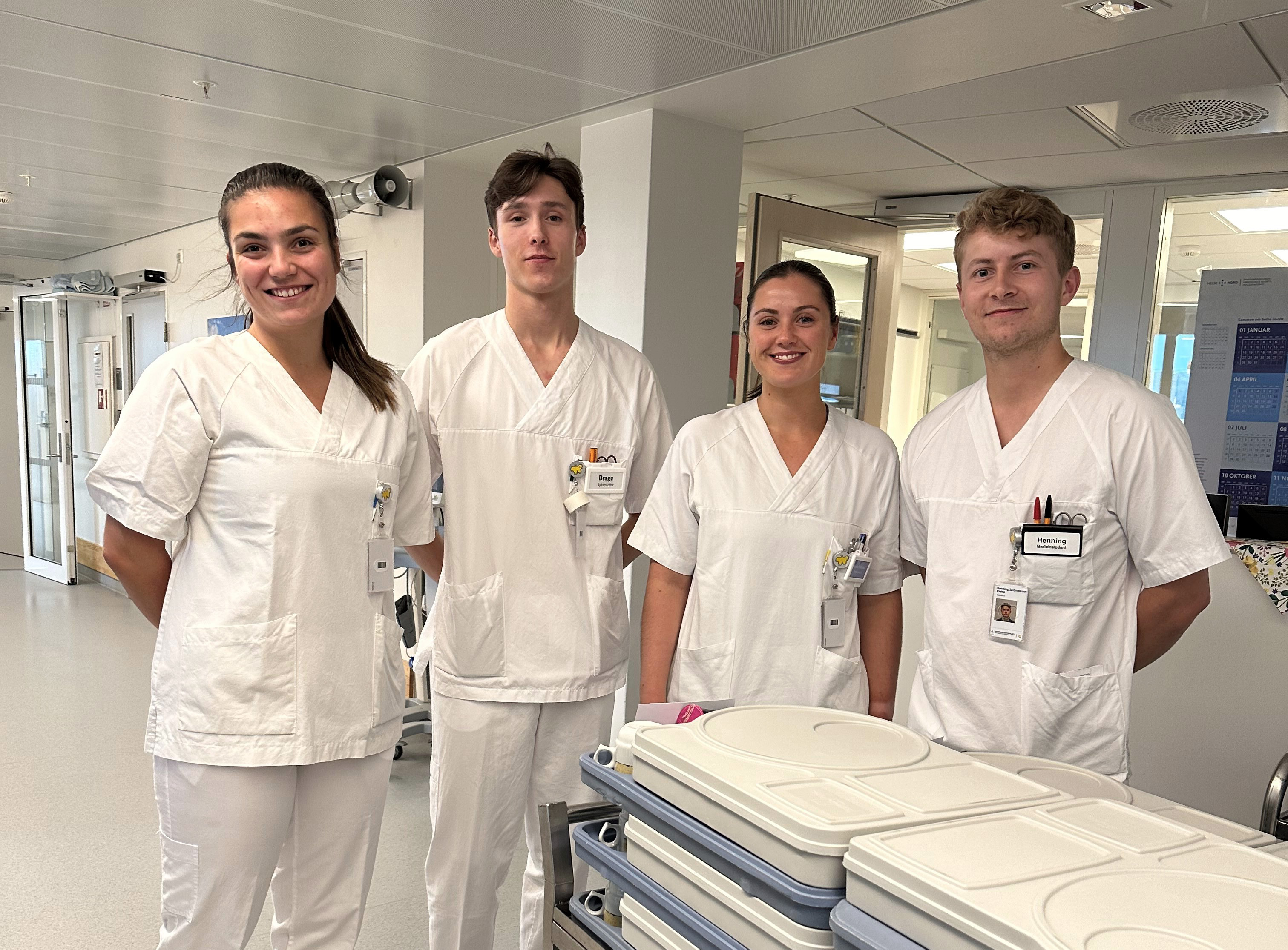 En gruppe mennesker iført hvite laboratoriefrakker