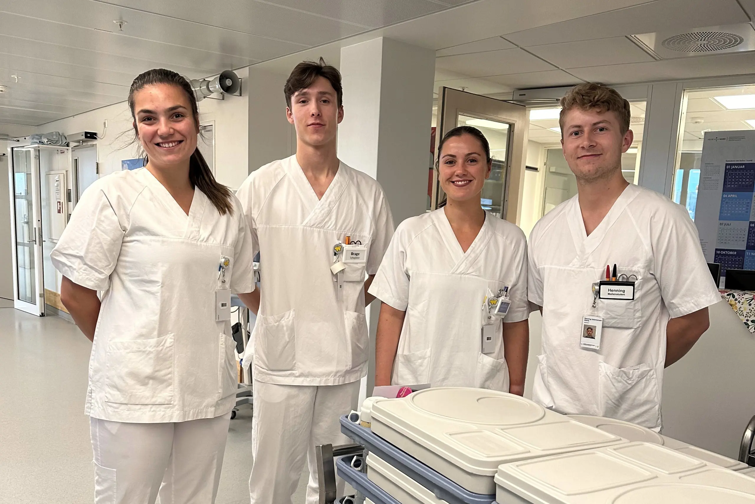 En gruppe mennesker iført hvite laboratoriefrakker