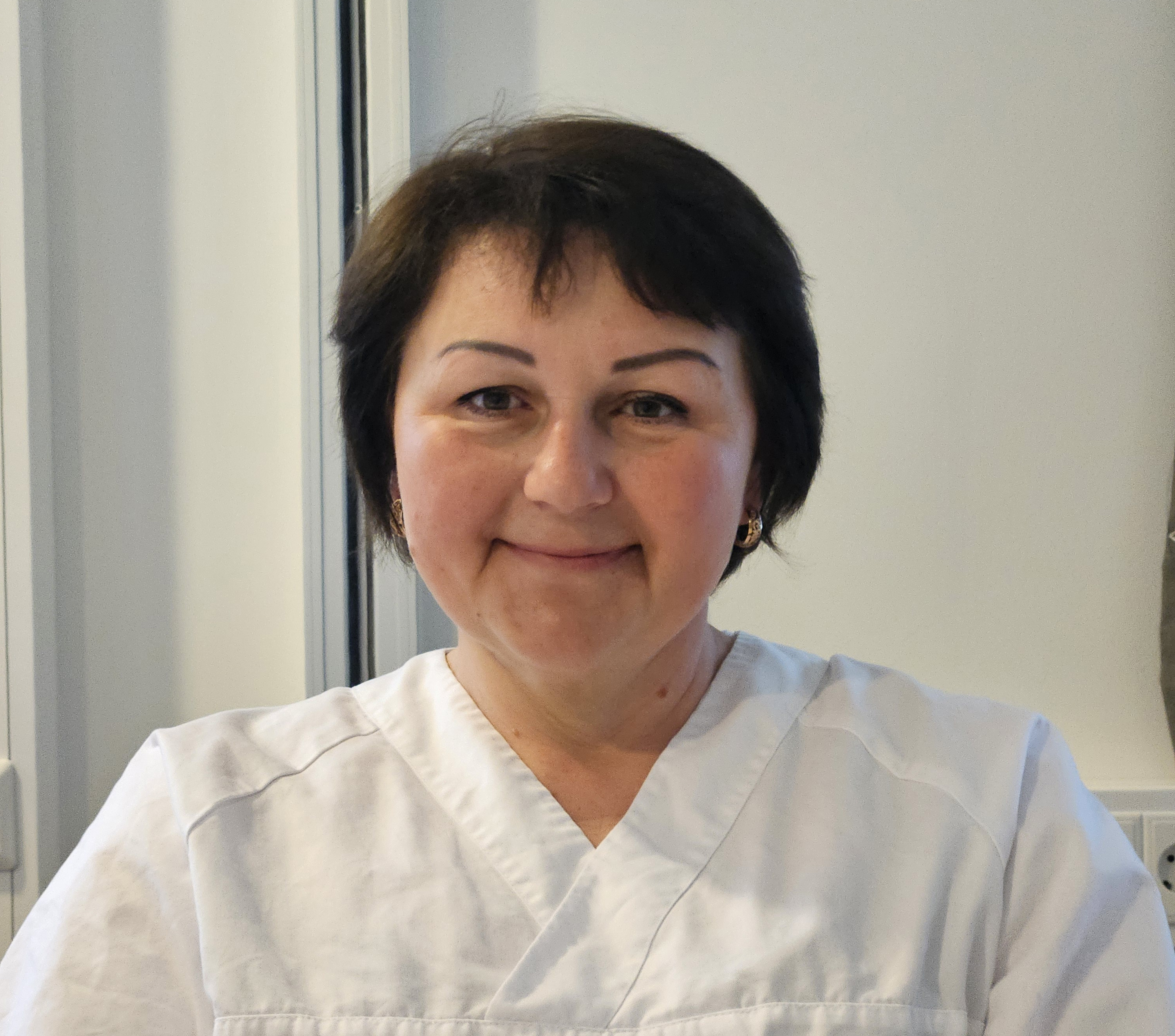 En person som smiler til kameraet