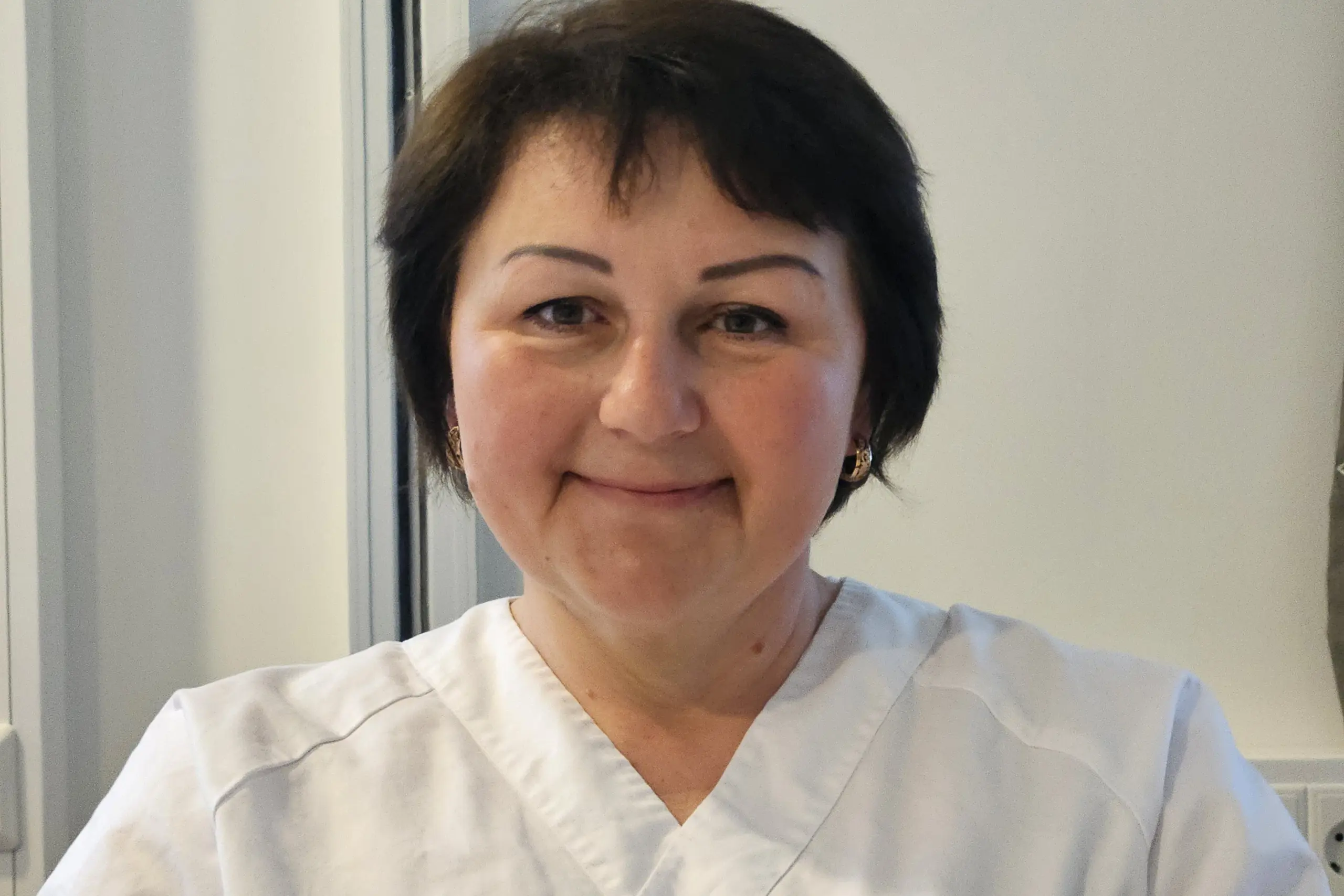 En person som smiler til kameraet