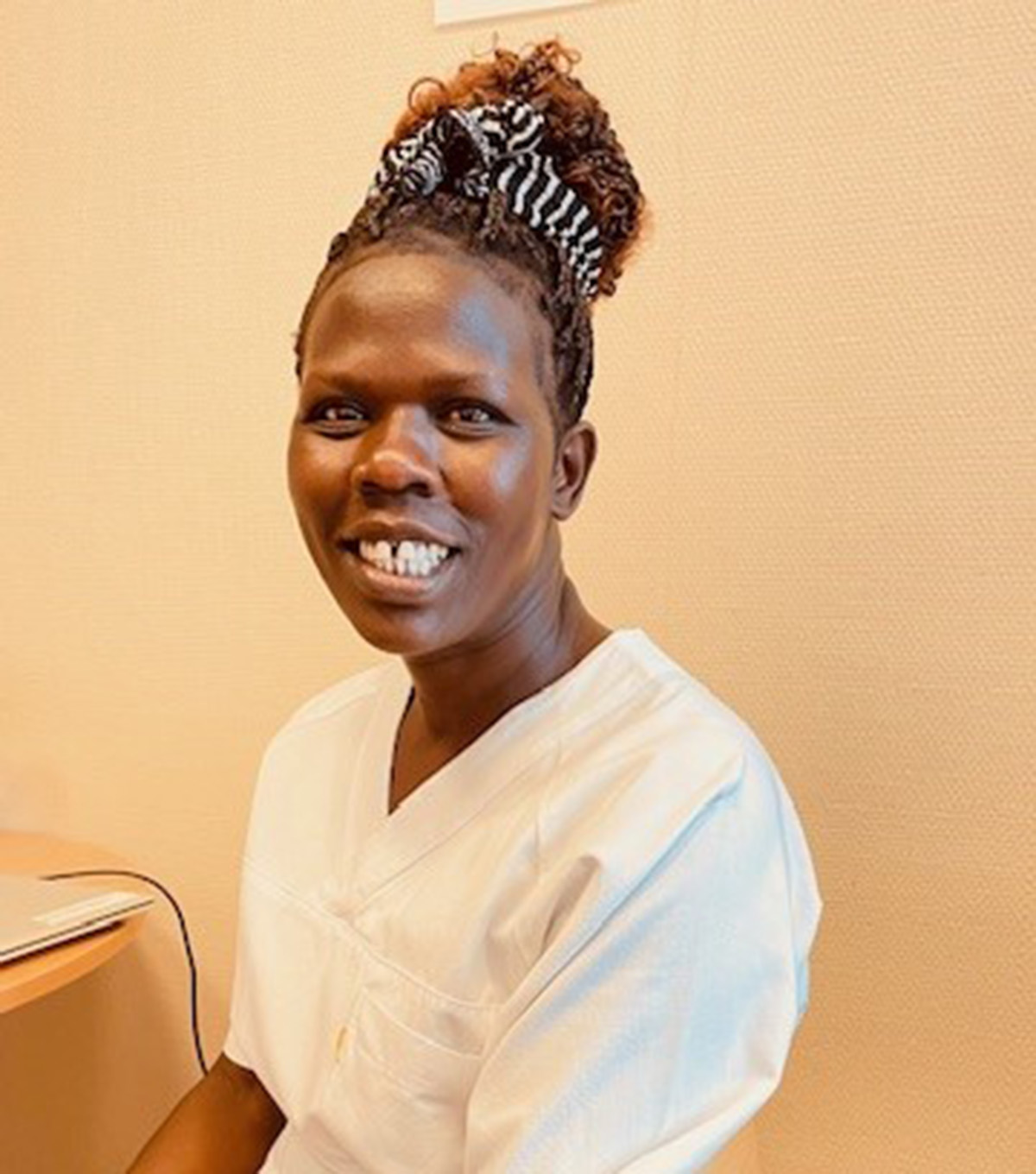 En person som smiler til kameraet