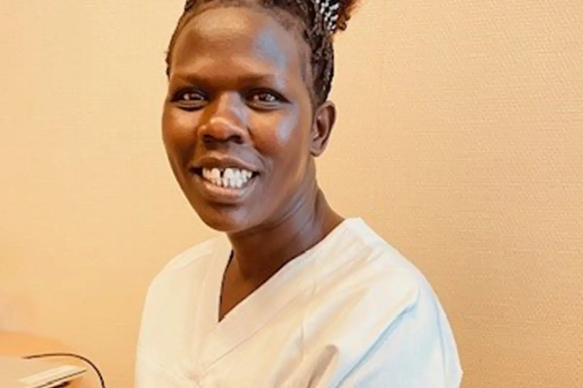 En person som smiler til kameraet