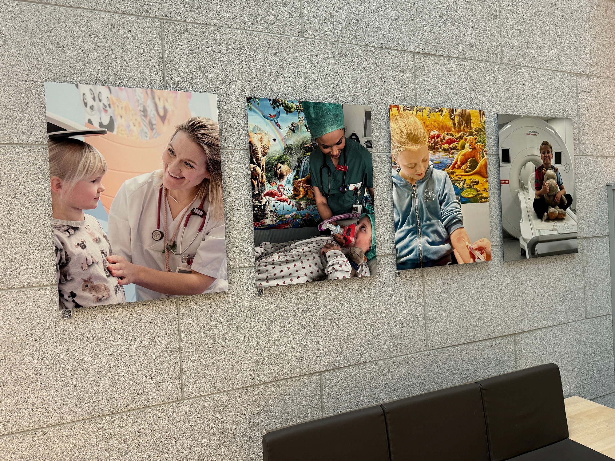 En gruppe bilder på en vegg