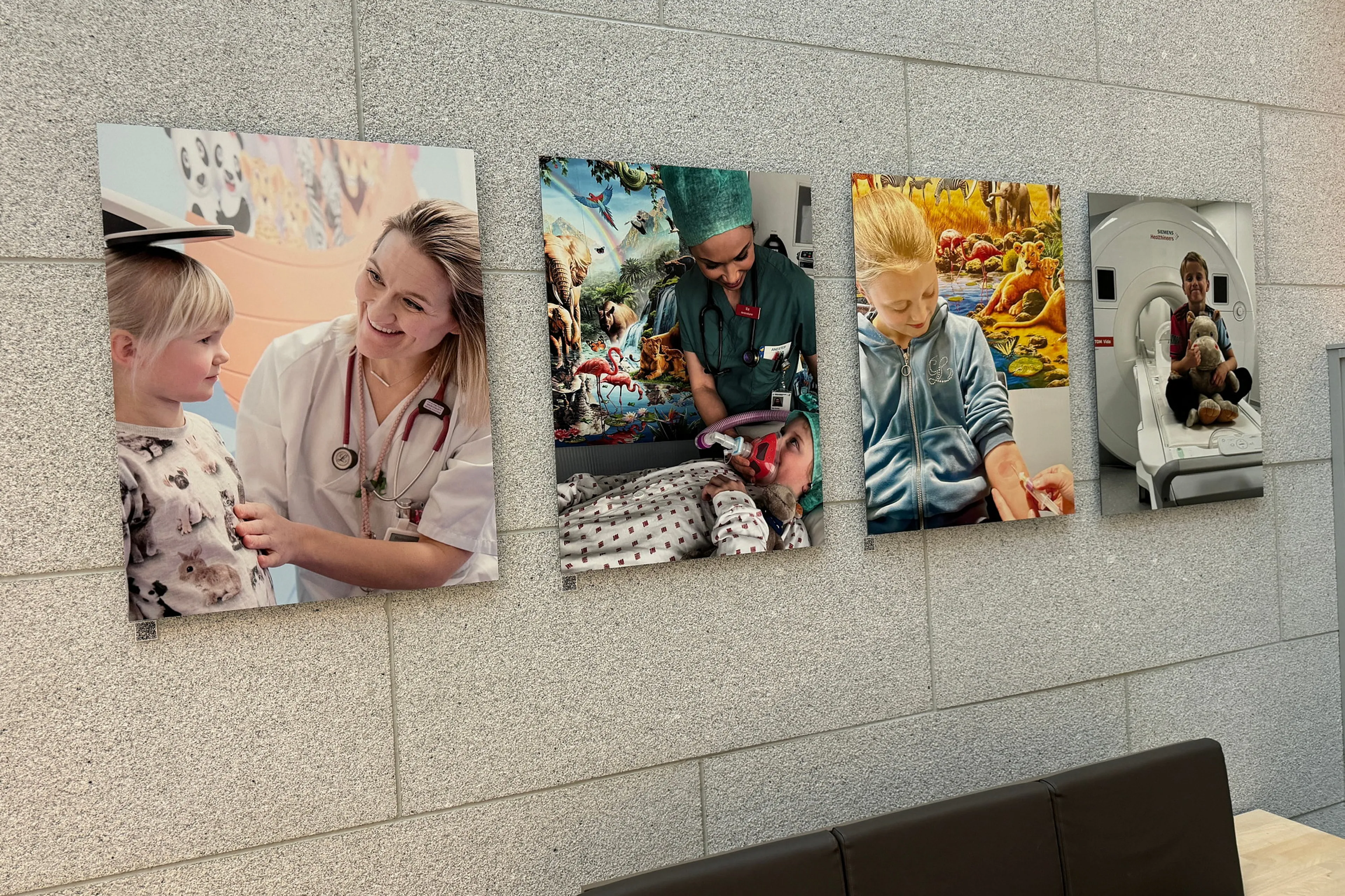 En gruppe bilder på en vegg