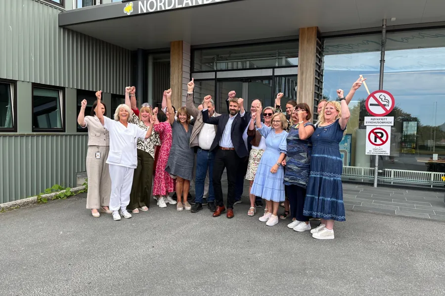 En gruppe mennesker som poserer for et bilde