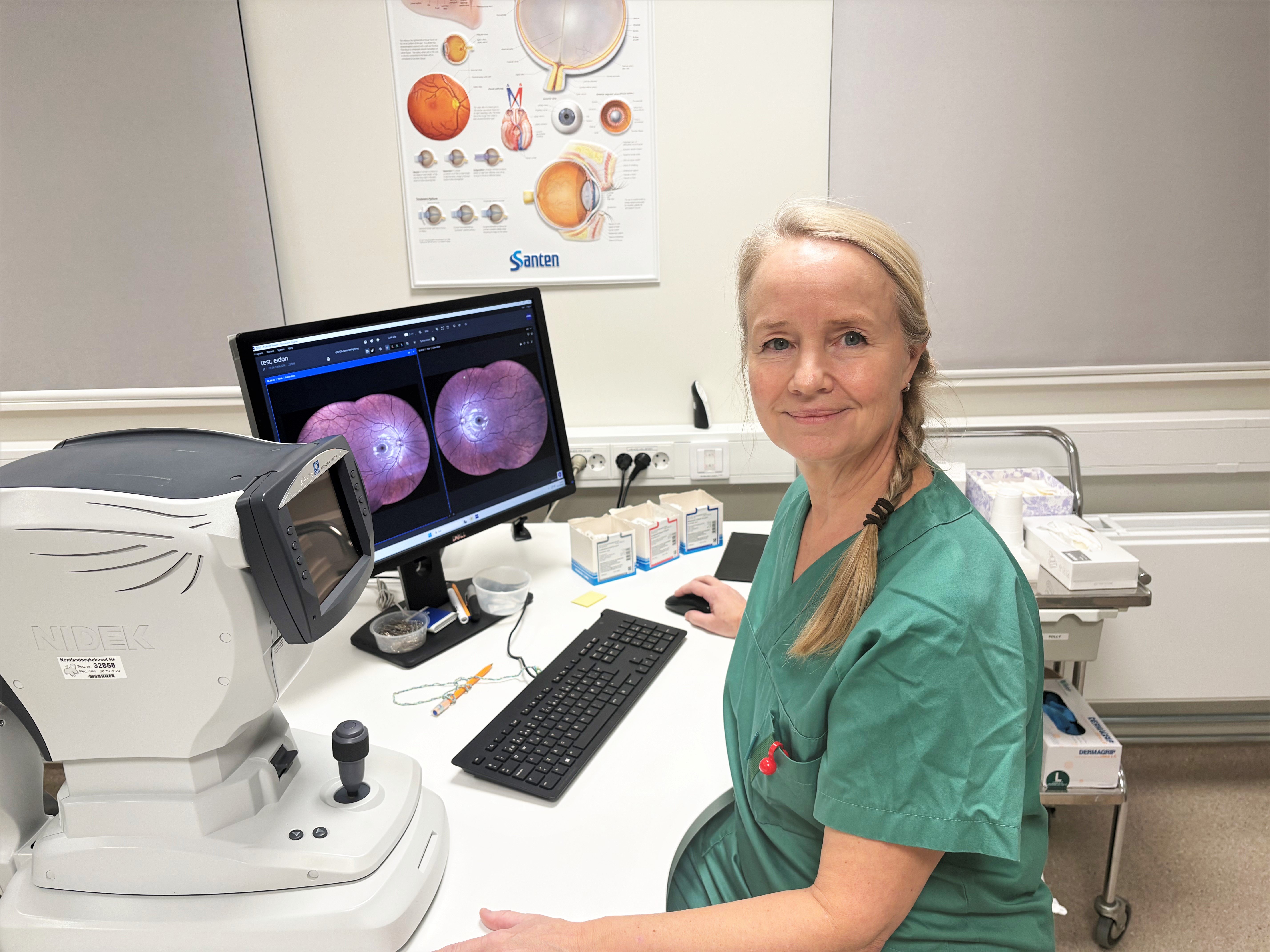 En person som sitter ved et skrivebord