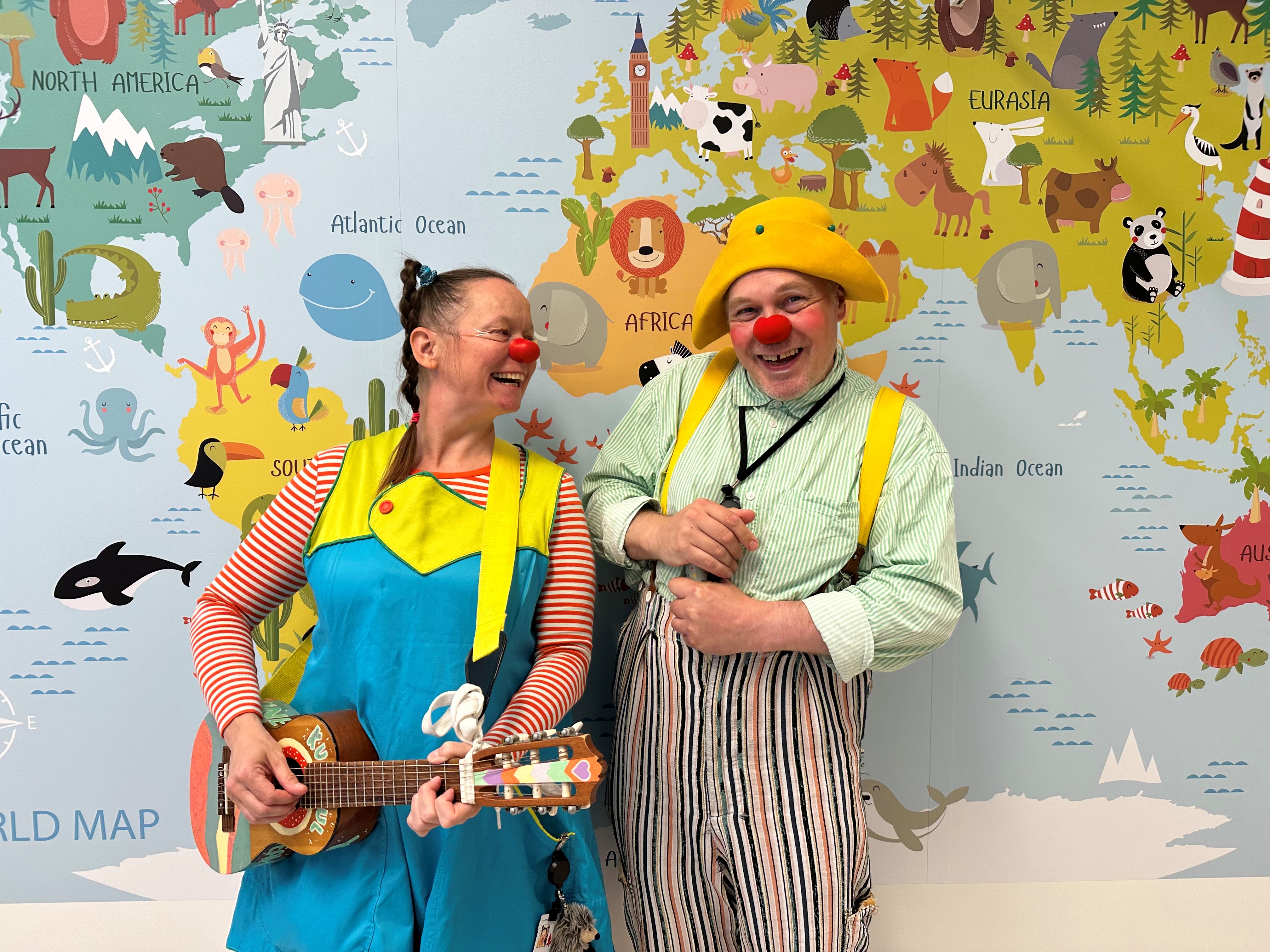 En mann og en kvinne med en gitar