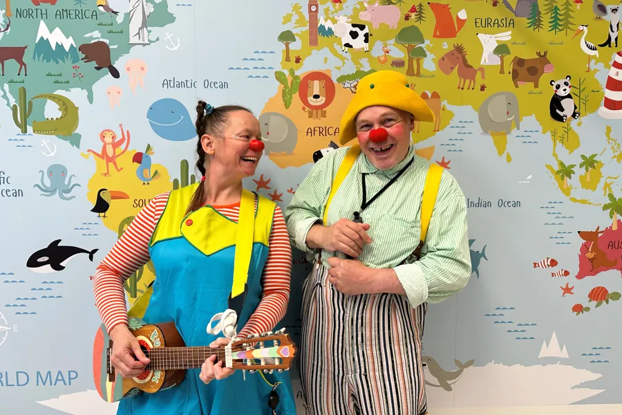 En mann og en kvinne med en gitar