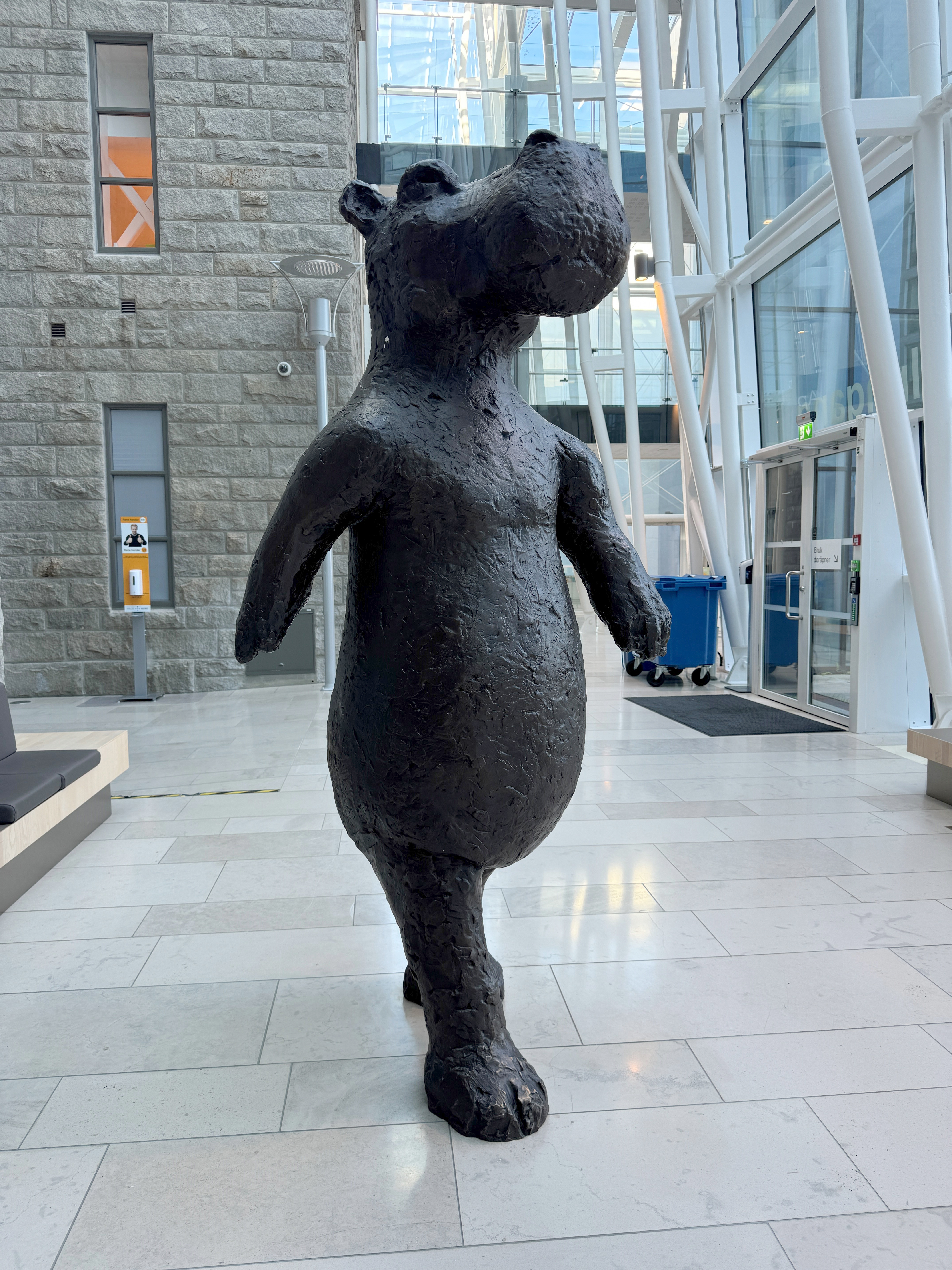 Statue av flodhest som går på to ben