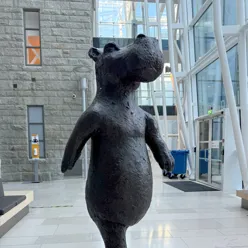 Statue av flodhest som går på to ben