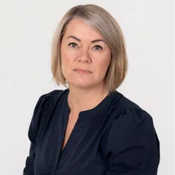 Portrettbilde av dame i svart bluse