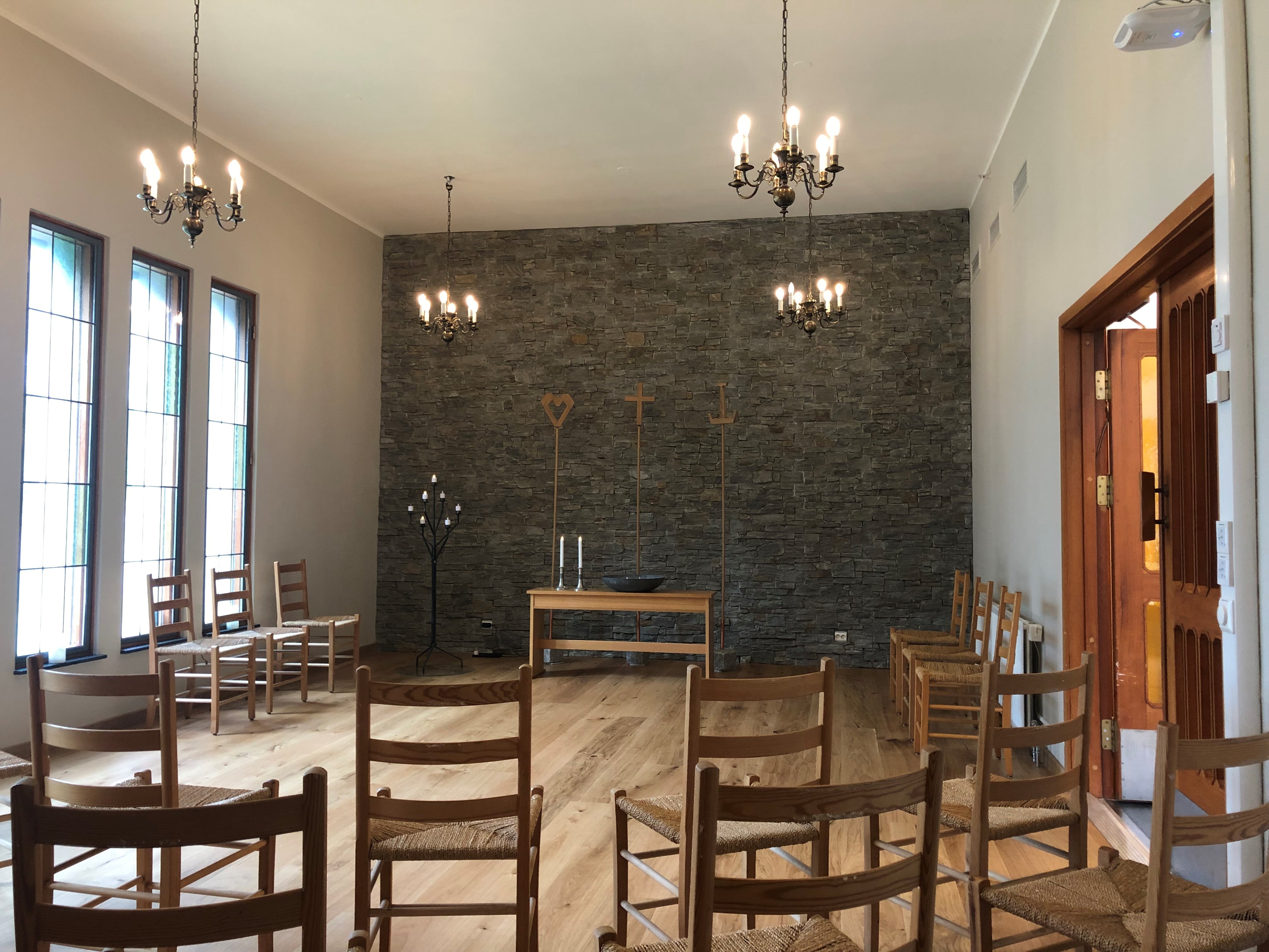 Et rom med bord og stoler