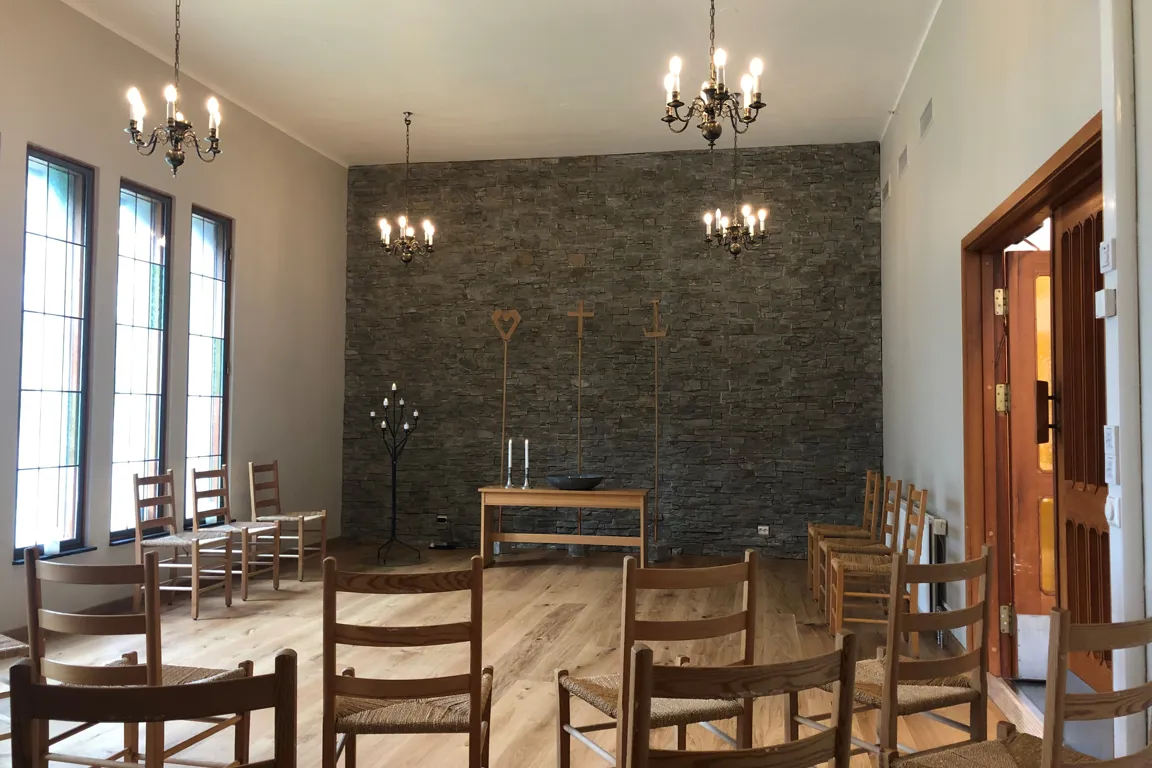 A room with tables and chairs