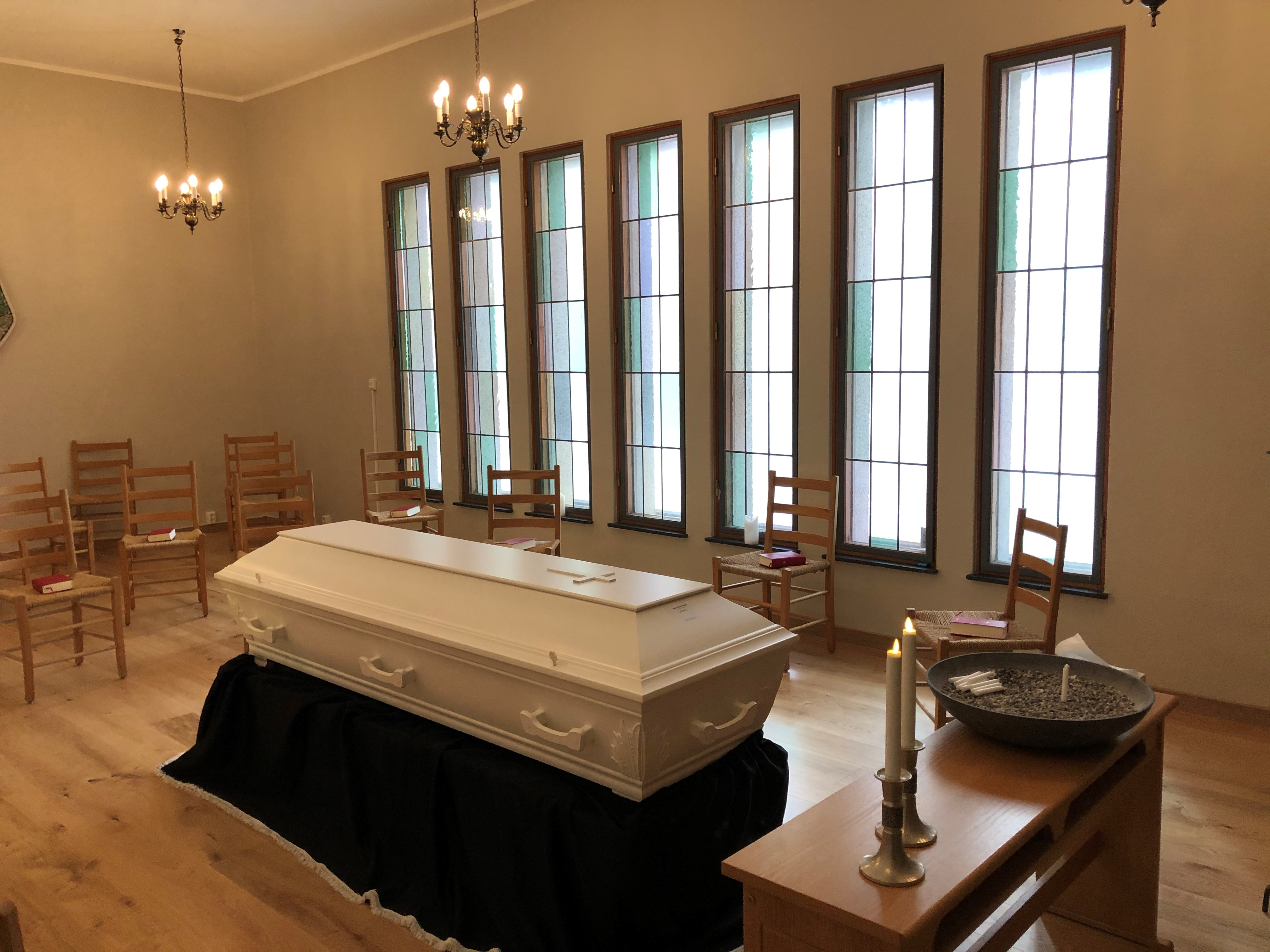 Et stort rom med en stor seng og et stort vindu