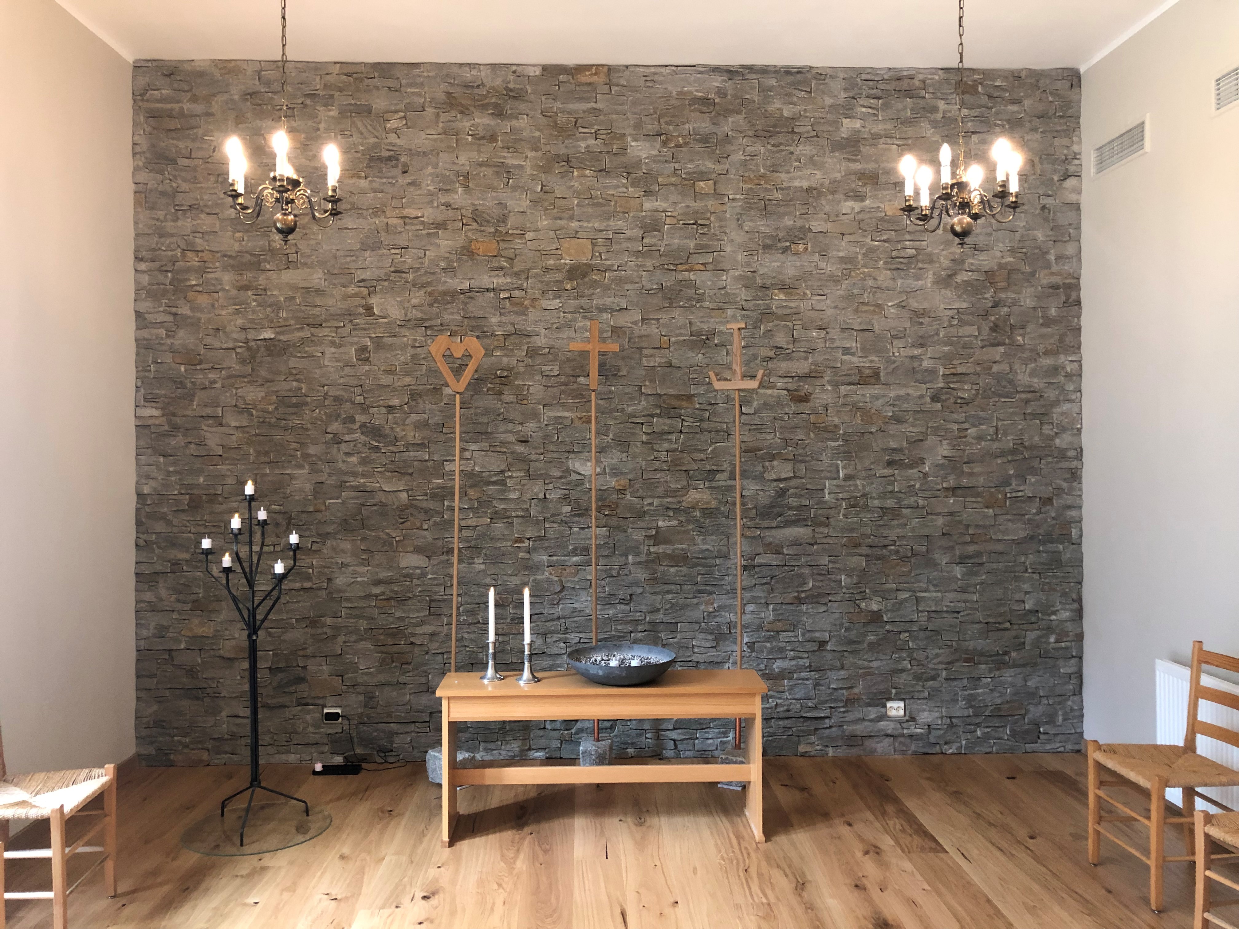 Et rom med bord og stoler