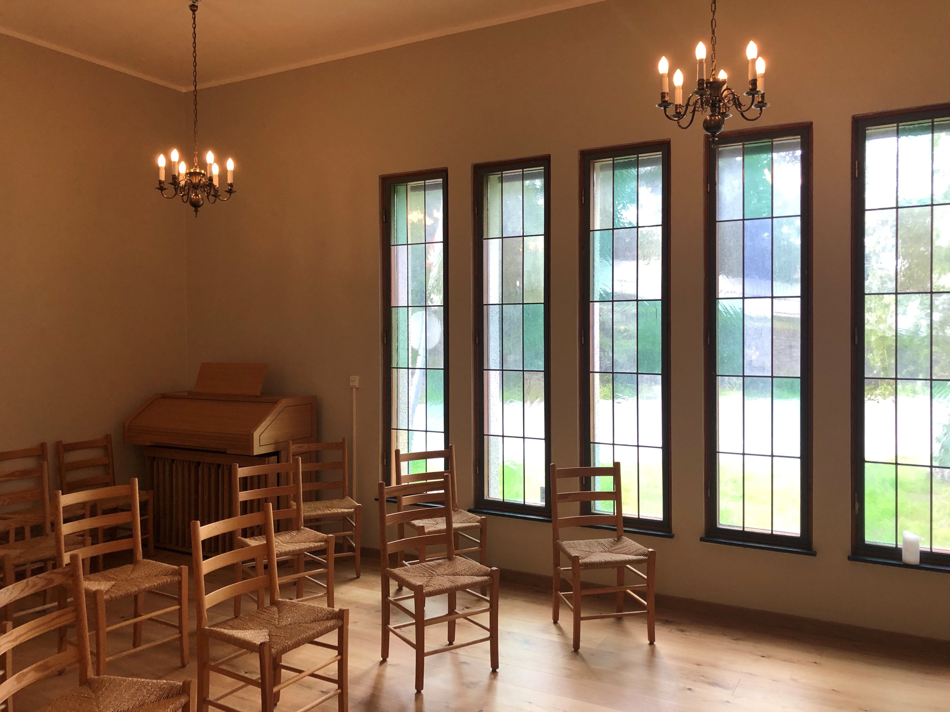 Et rom med stoler og bord